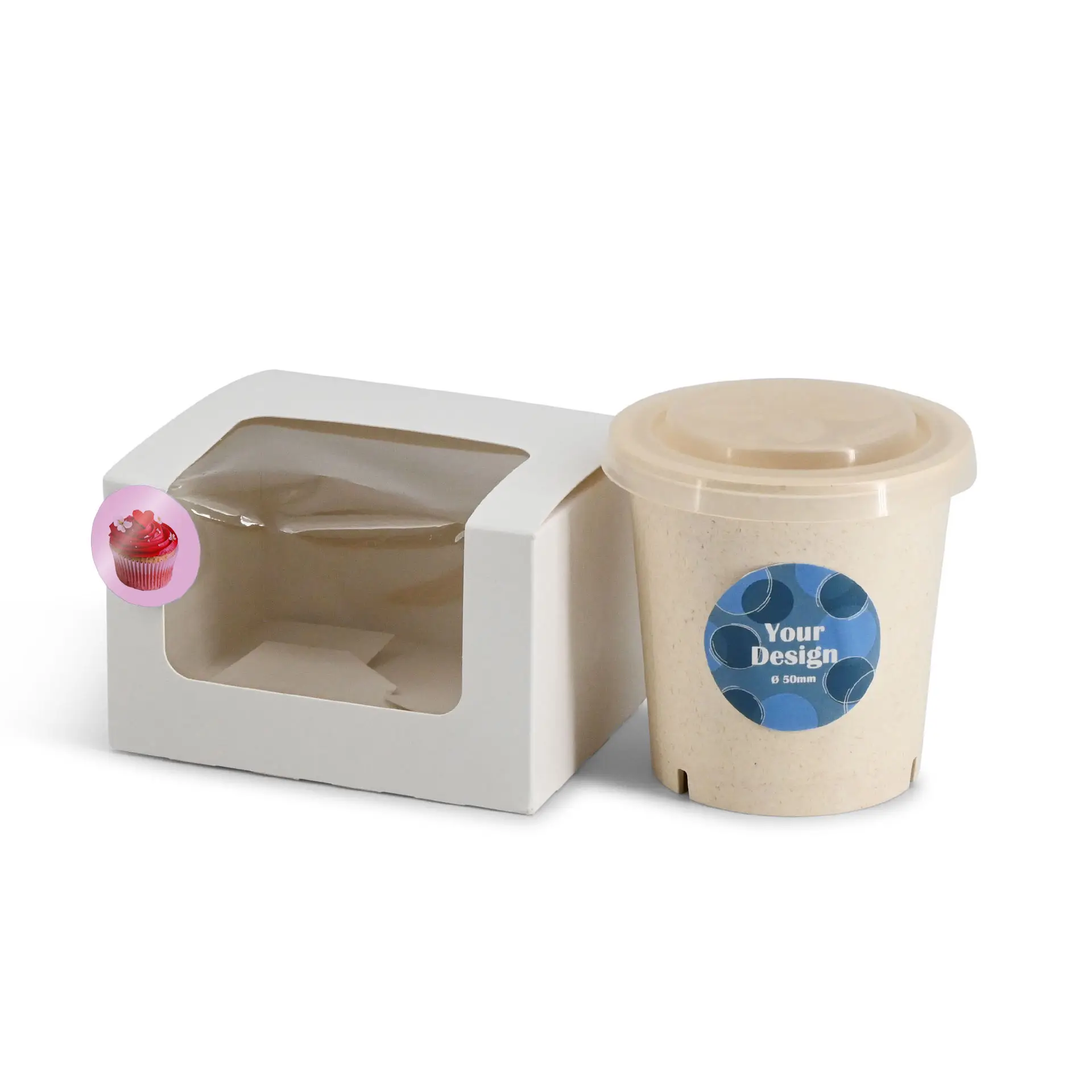 Un label rond et lustré de couleur blanche sur un gobelet biodégradable à côté d'une boîte blanche avec une fenêtre transparente.