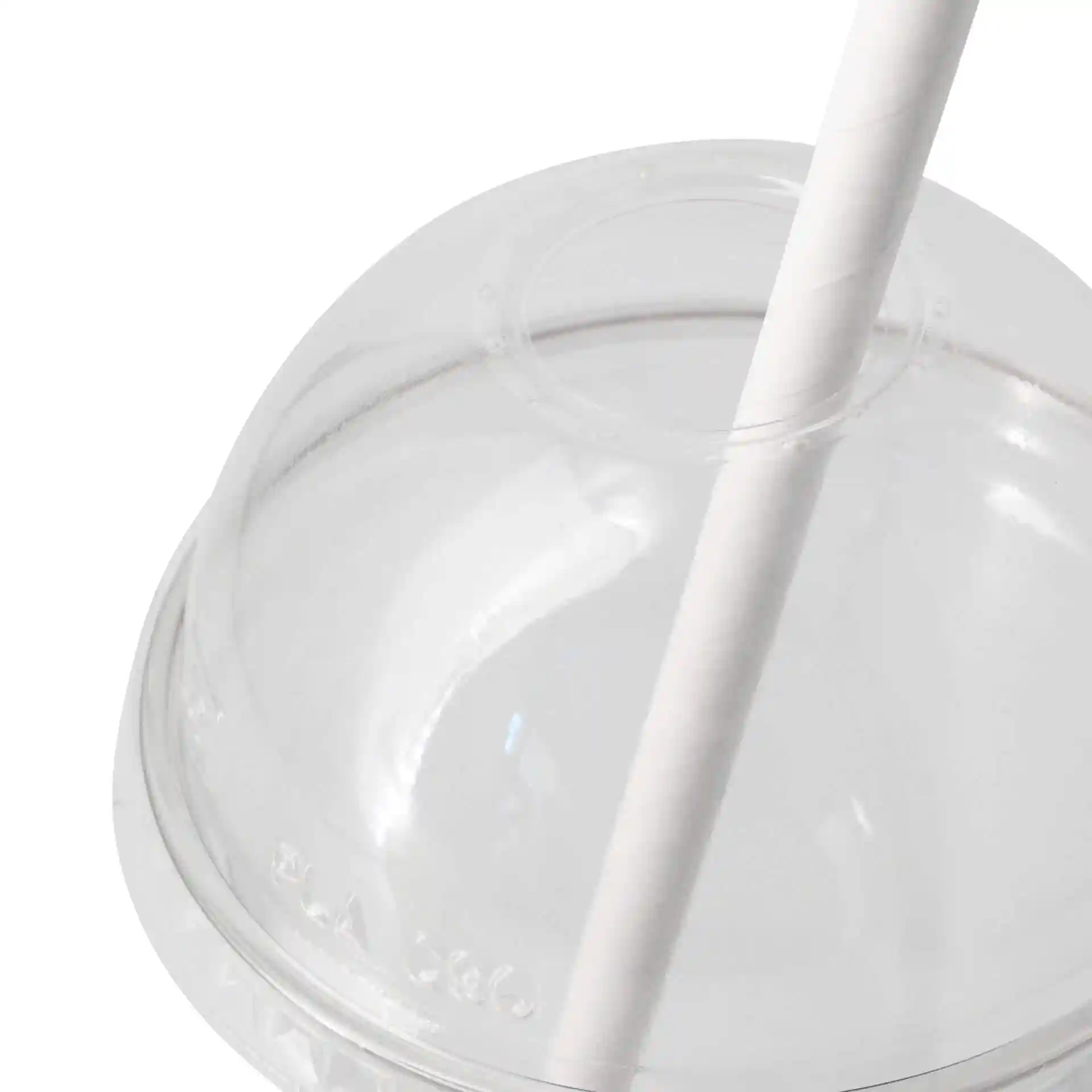 Couvercle en PLA transparent avec un trou pour paille, vue de dessus avec une paille blanche insérée.