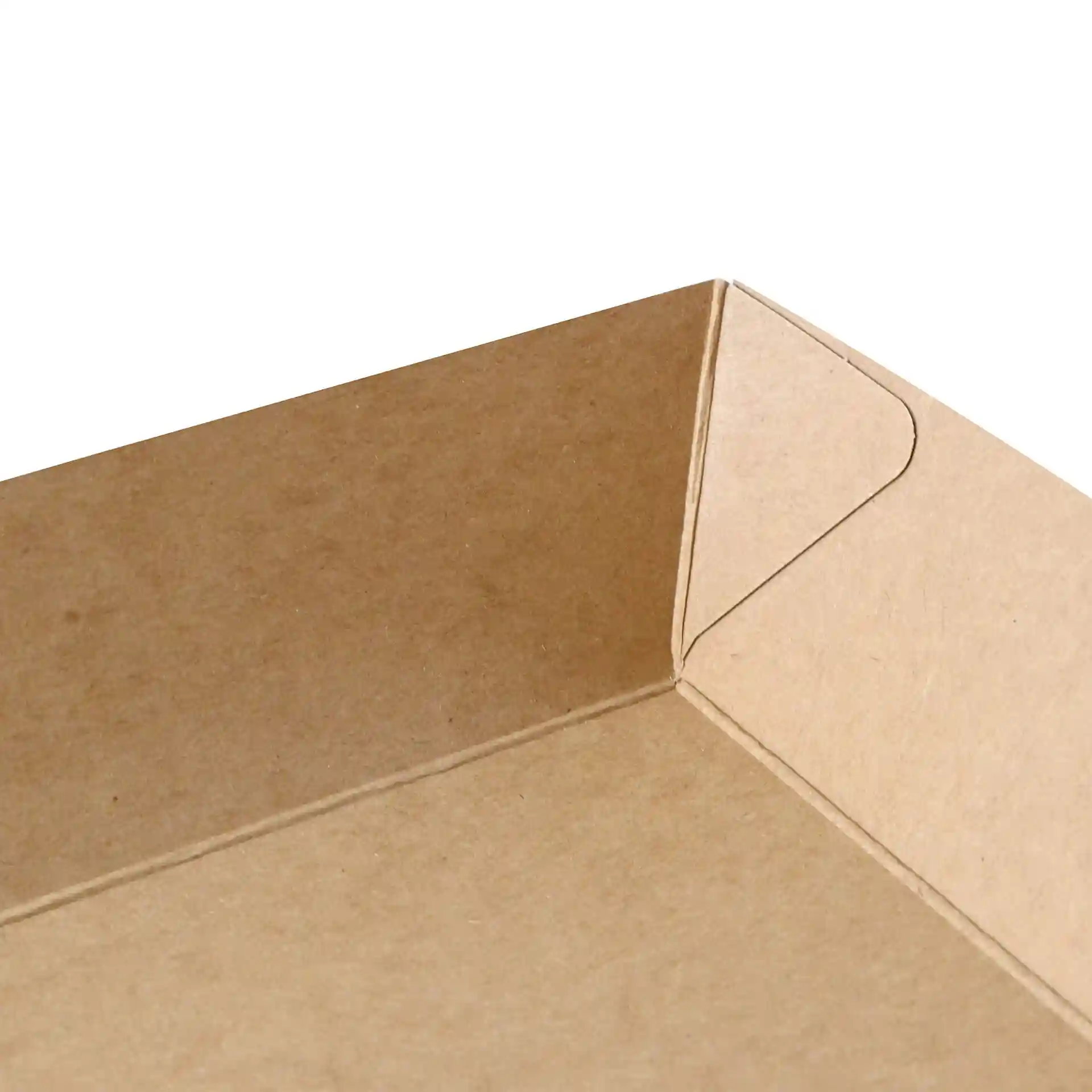 Gros plan d'un coin de plateau en carton brun, montrant le bord plié et la forme rectangulaire.