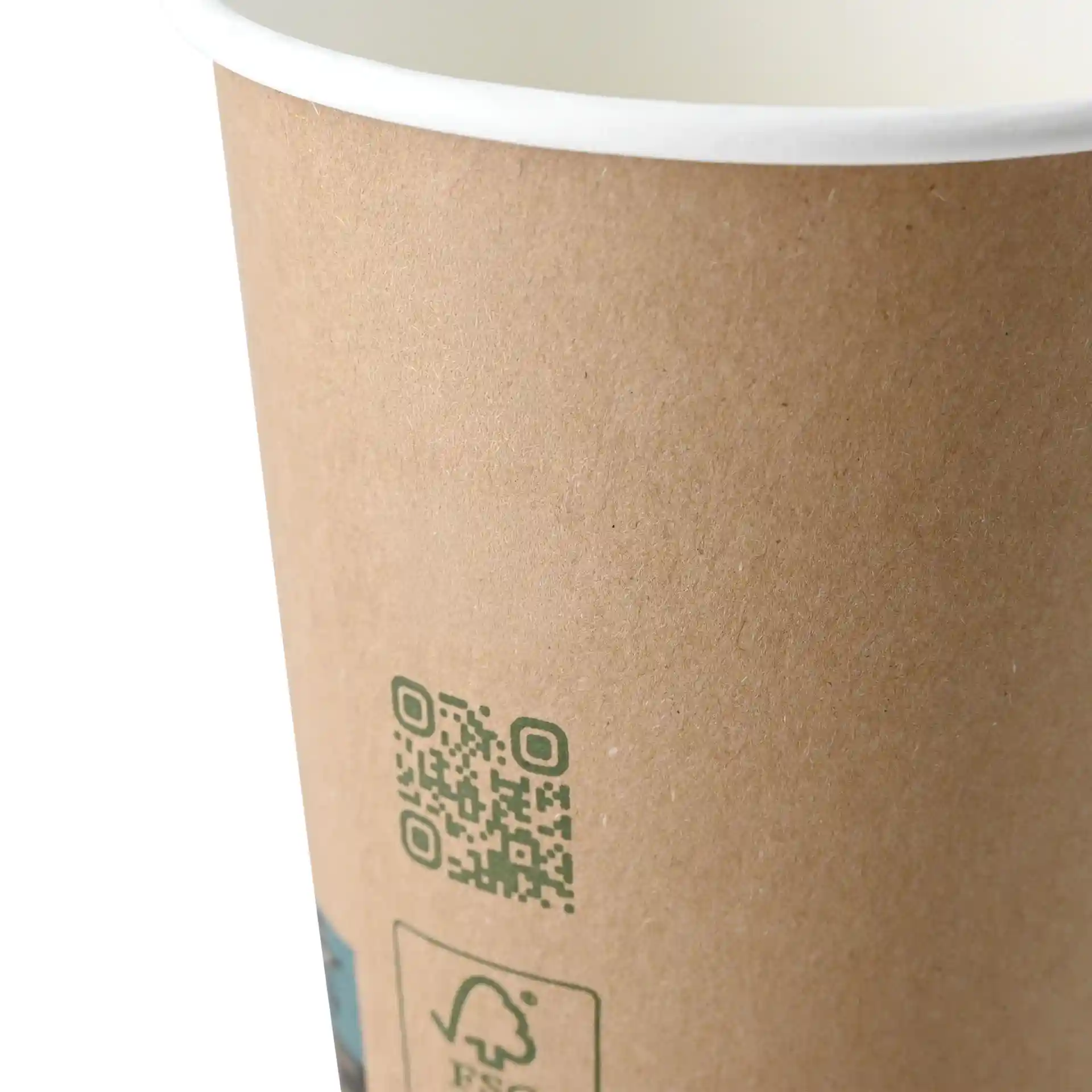 Tasse à café double paroi marron avec intérieur blanc, présentant un code QR et un logo sur le côté.