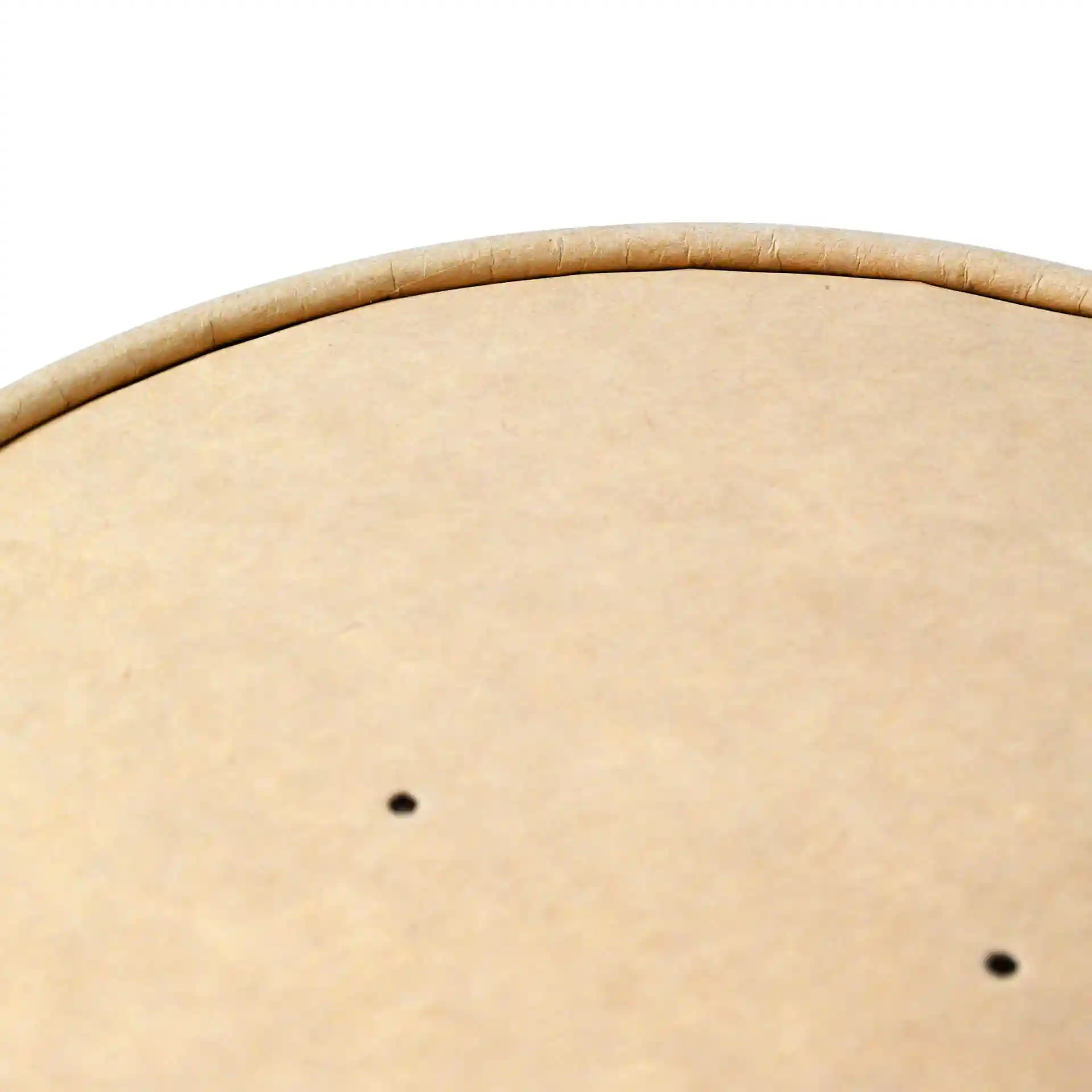 Couvercle rond en carton brun avec surface enduite, comportant deux petits trous sur le dessus.