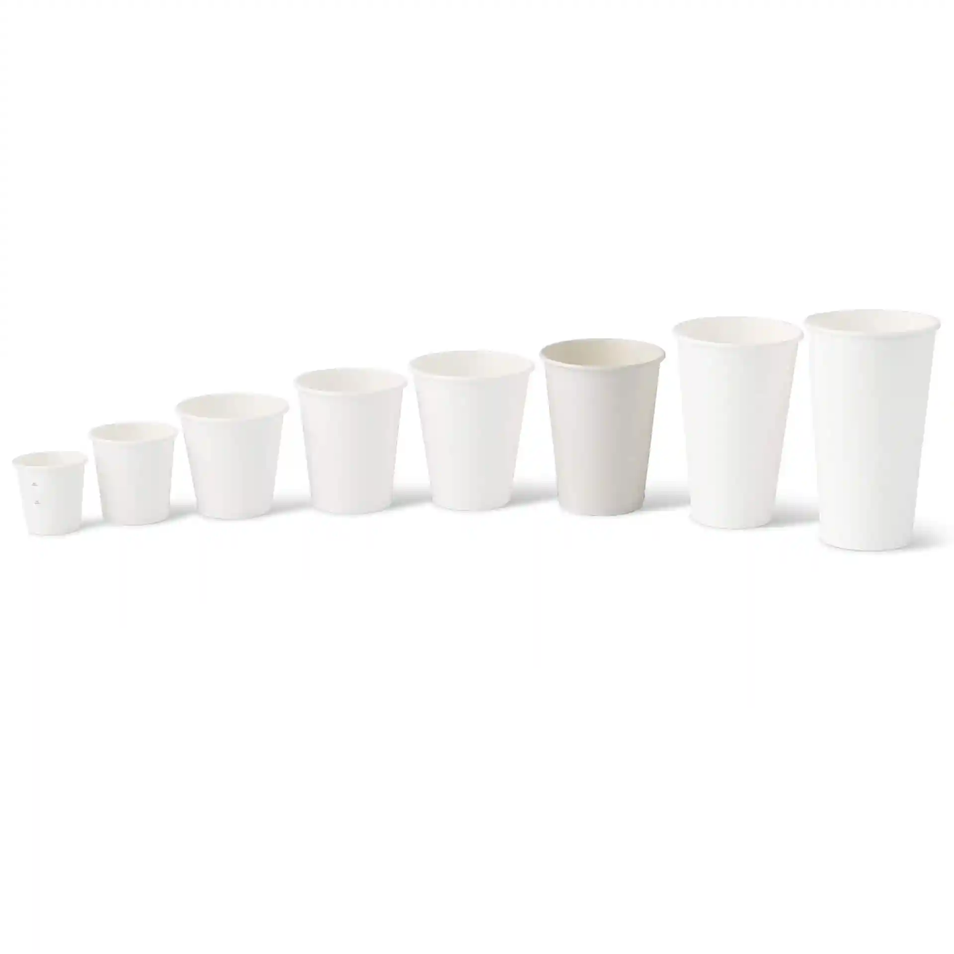 Ensemble de huit gobelets en papier blancs de différentes tailles, le plus grand mesurant 300 ml et 90 mm de diamètre.