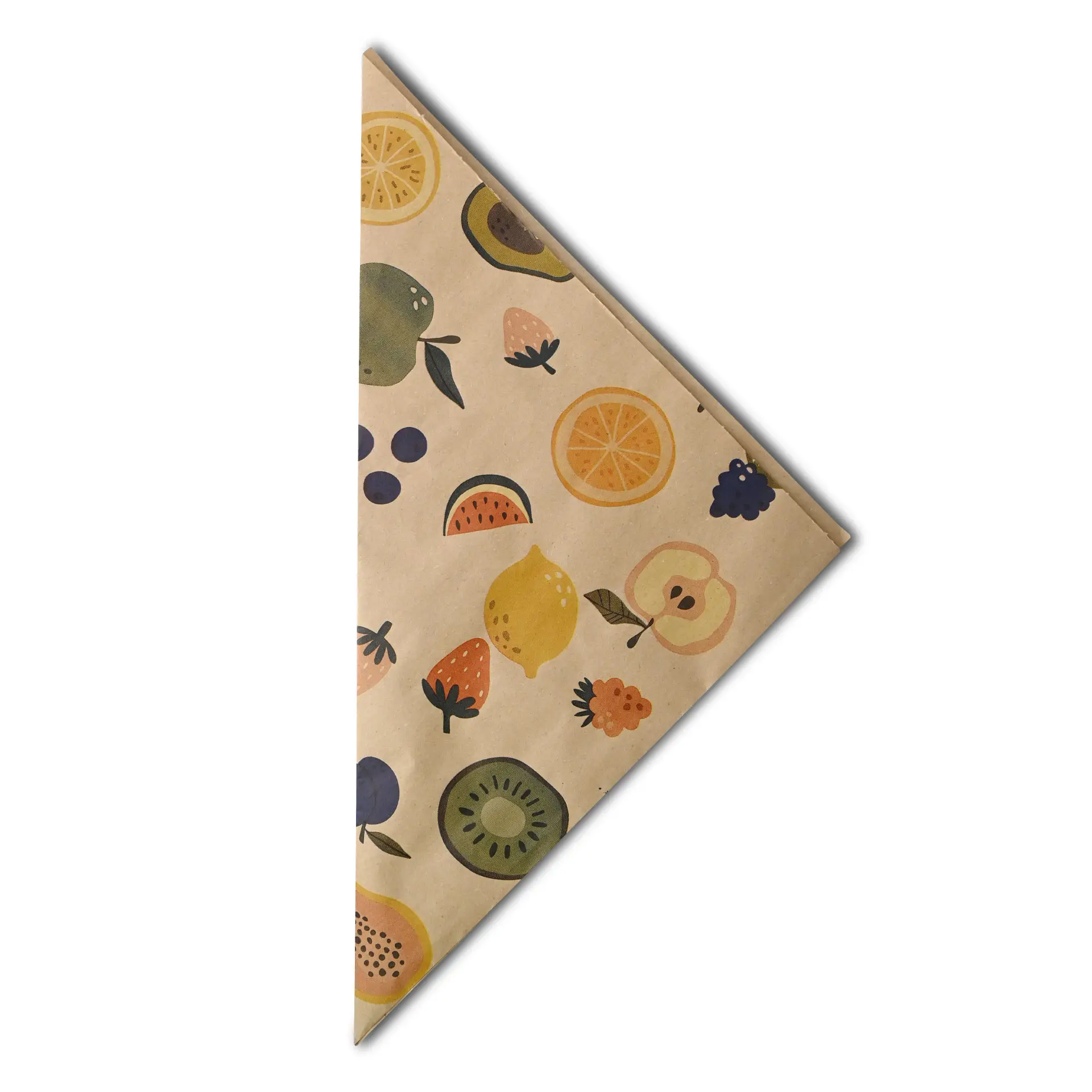 Cone en papier en forme de triangle avec un motif de fruits, présentant divers fruits colorés sur fond brun.