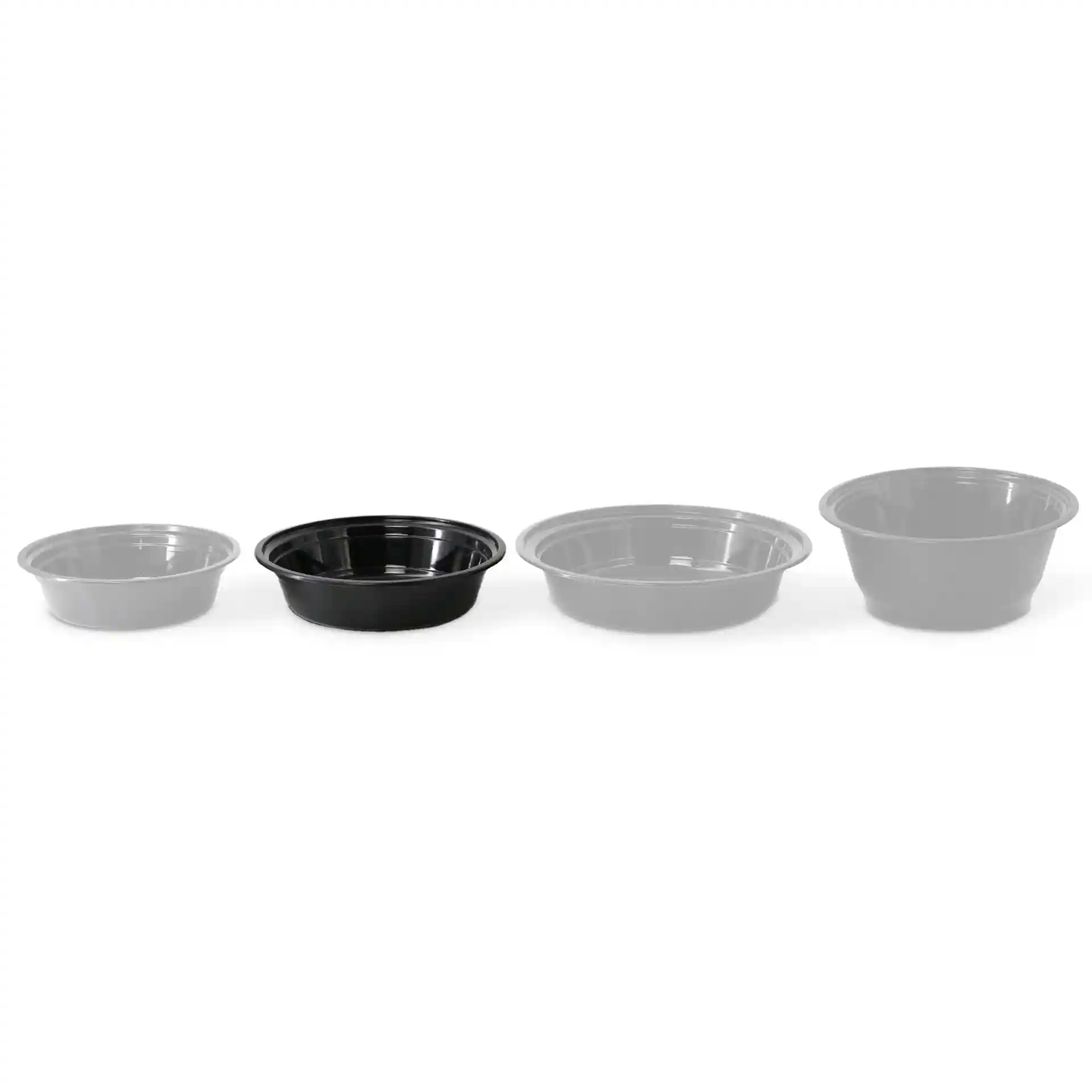 Ensemble de quatre assiettes rondes de tailles variées, avec une assiette noire au centre.