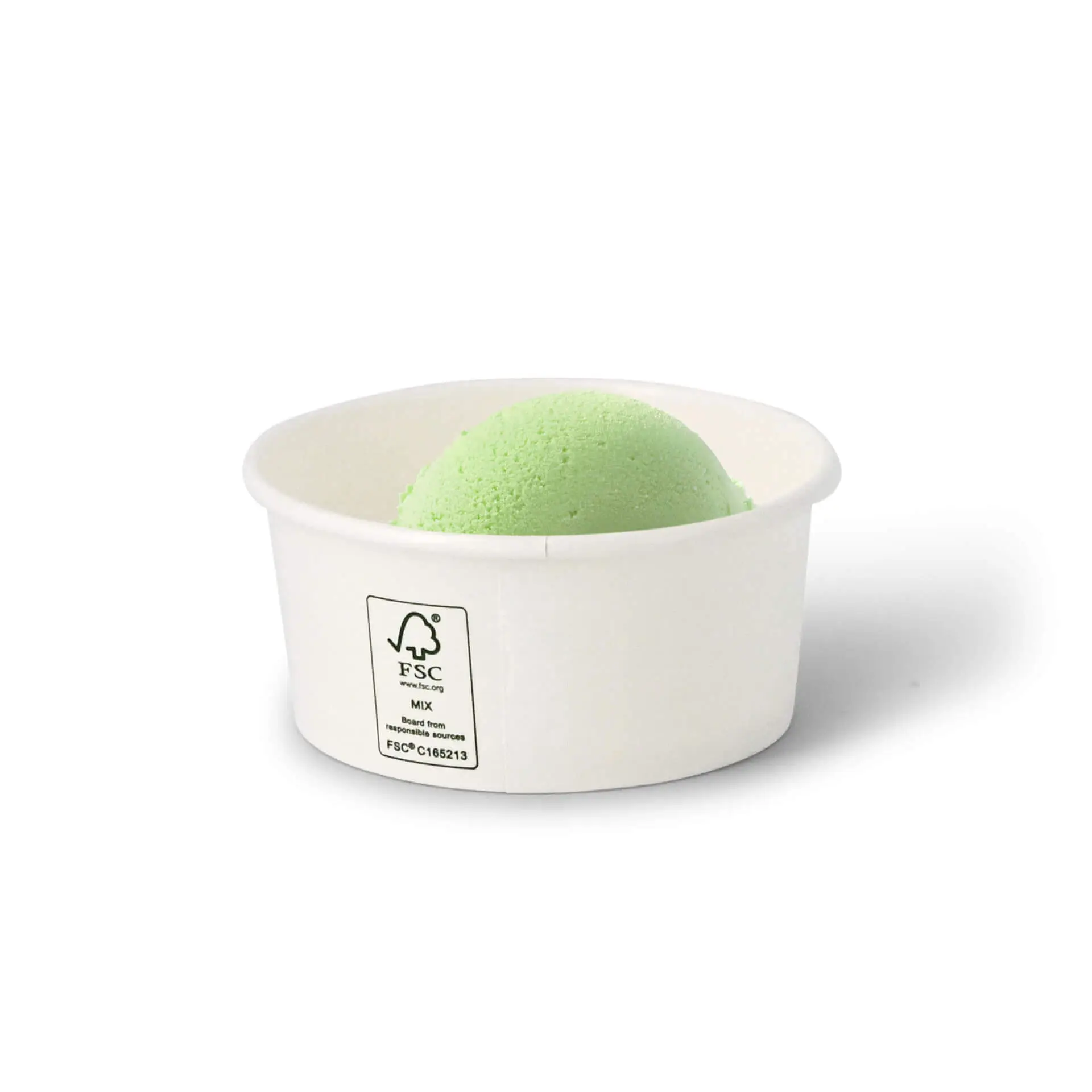 Une pelle à glace verte dans un gobelet en papier blanc revêtu, étiqueté avec des marquages FSC et Climate Safe 360.