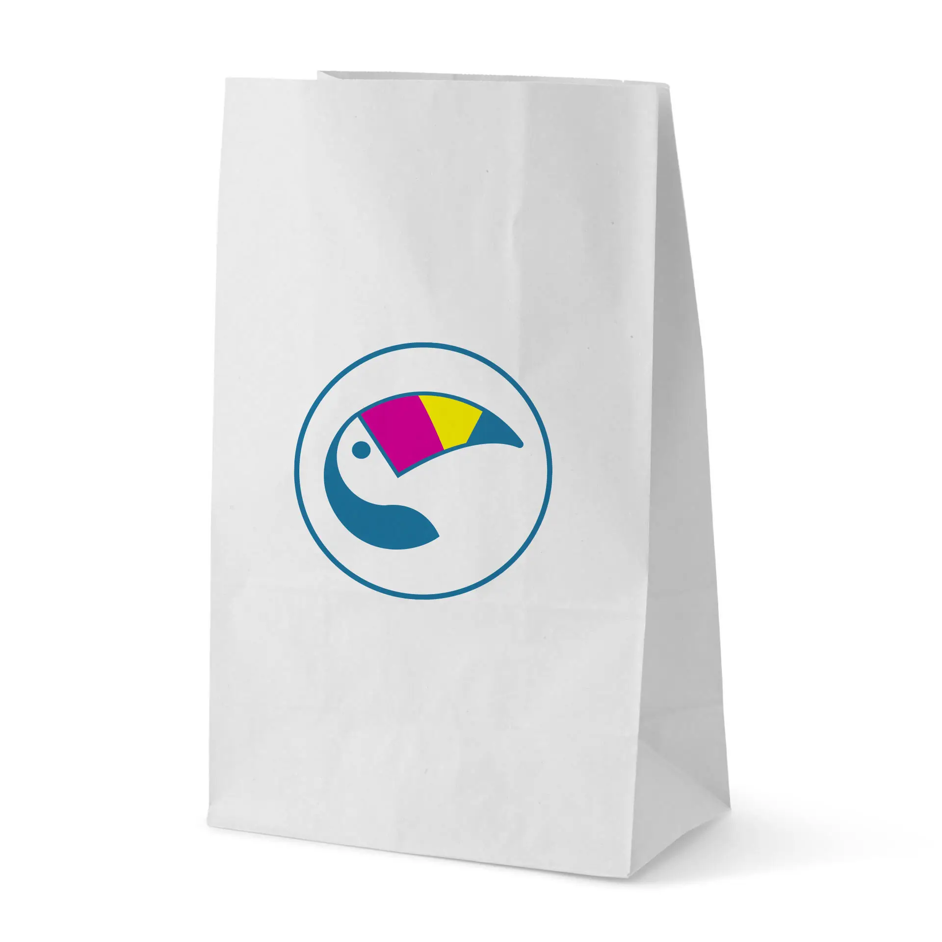 Sac en papier imprimé blanc avec un logo circulaire et un design de toucan coloré ; adapté au commerce de détail et à la livraison de nourriture.