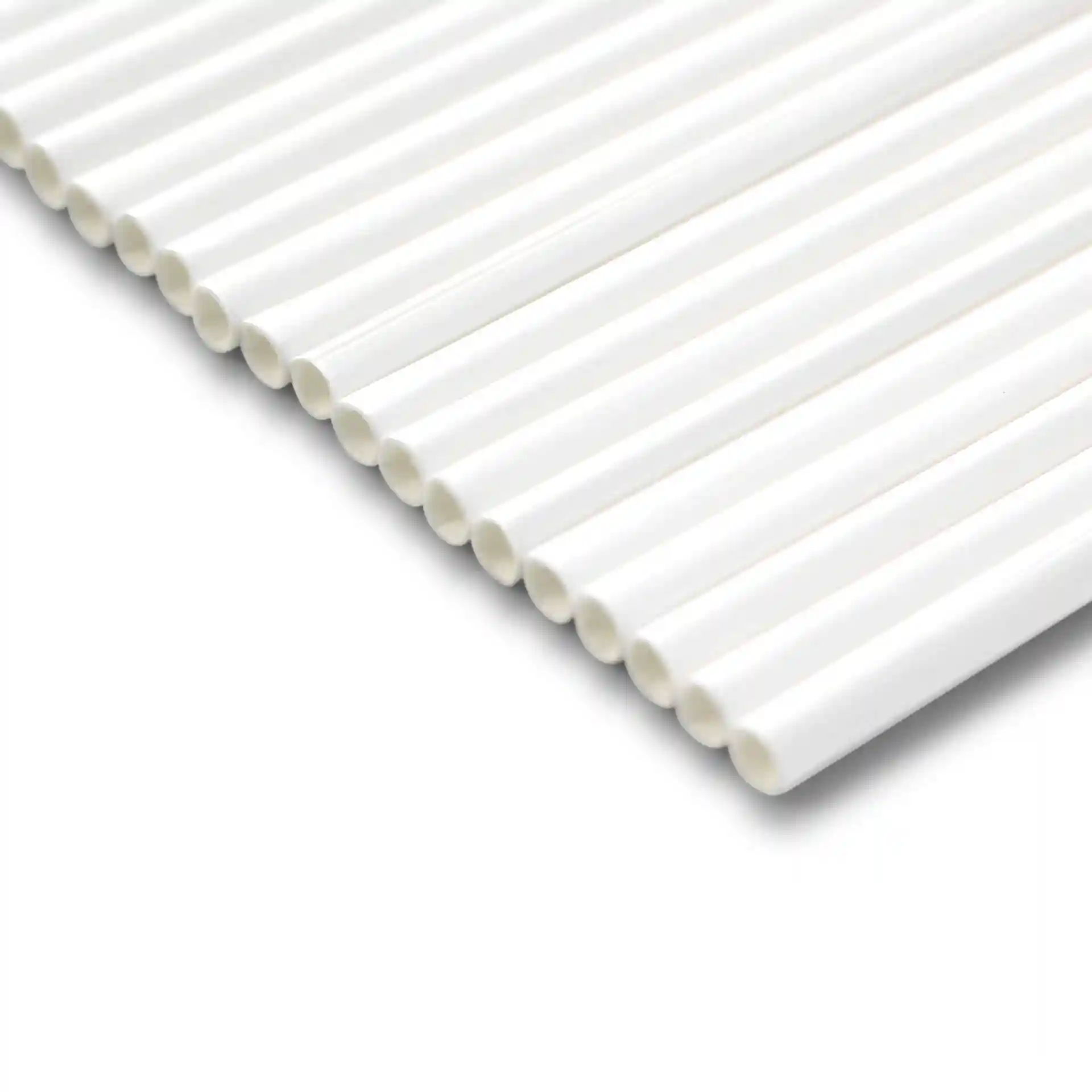 Pailles en papier blanches, longues de 20 cm et d'un diamètre de 0,5 cm, disposées en rangée sur un fond uni.