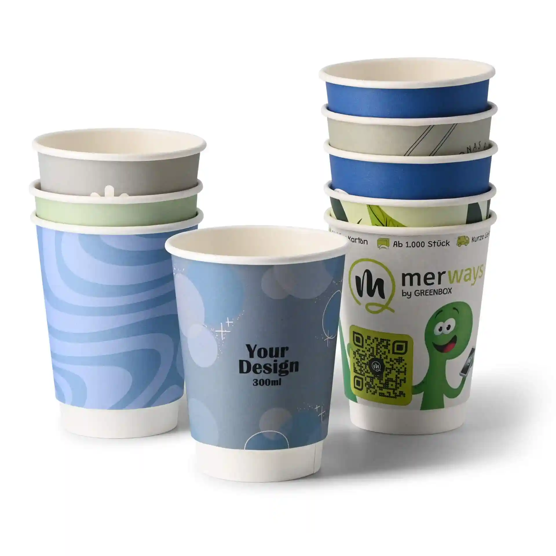 Empilement de gobelets en papier personnalisés avec divers designs, incluant un gobelet bleu avec étiquette et un gobelet vert avec personnage.
