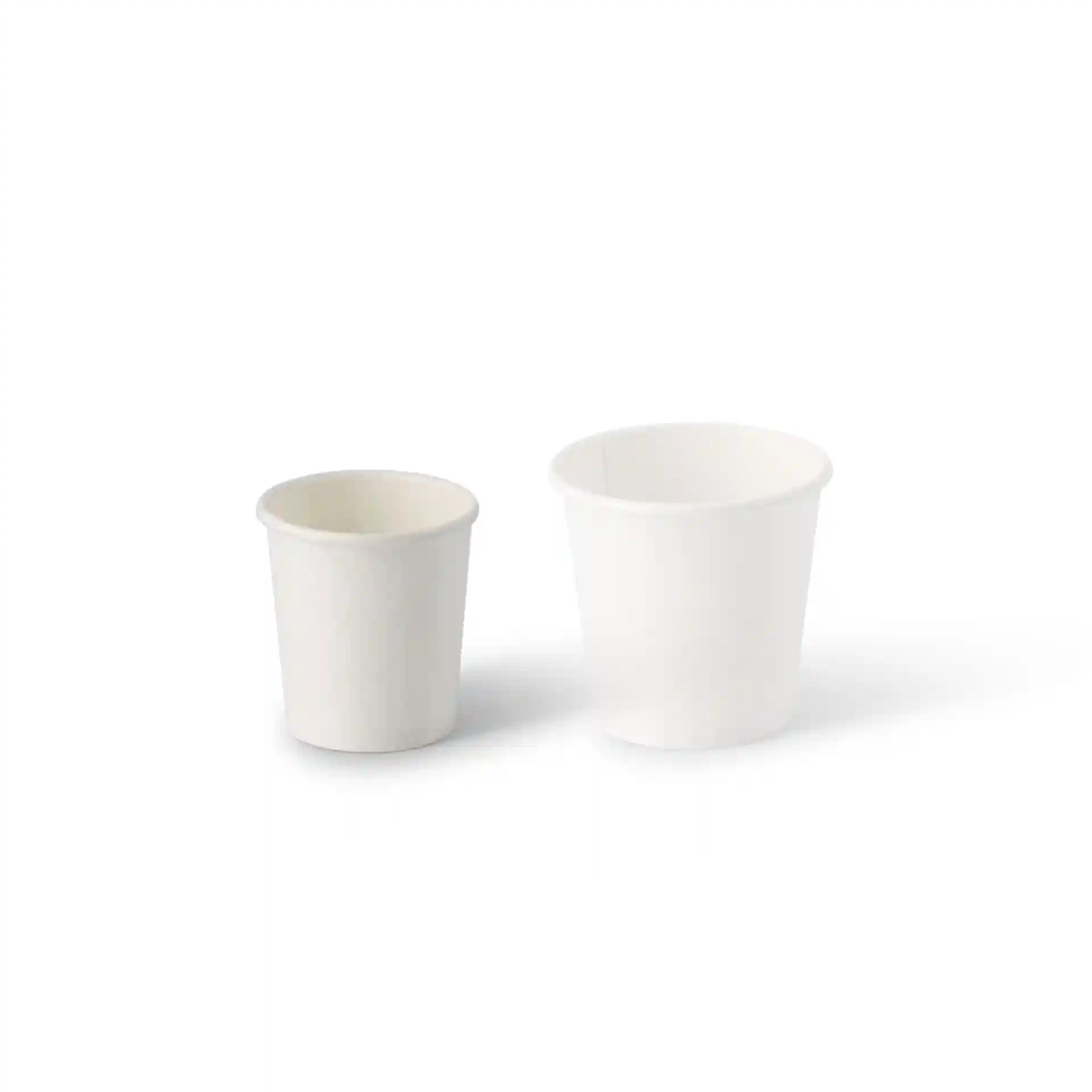 Image de deux gobelets en papier blancs, l'un plus petit et l'autre plus grand, tous deux ronds.
