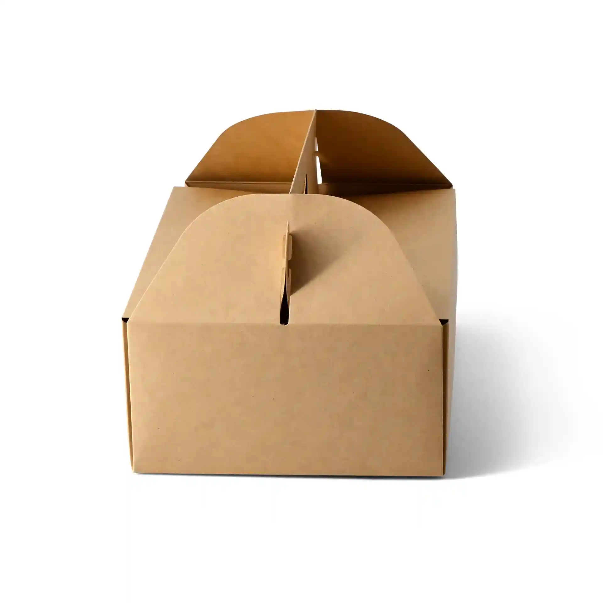Boîte à pâtisserie en carton brun avec poignée, forme rectangulaire, mesurant 26 x 17 x 9 cm.
