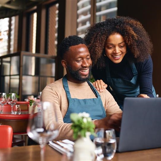 Internettipps_Restaurant und Laptop_449176950 1