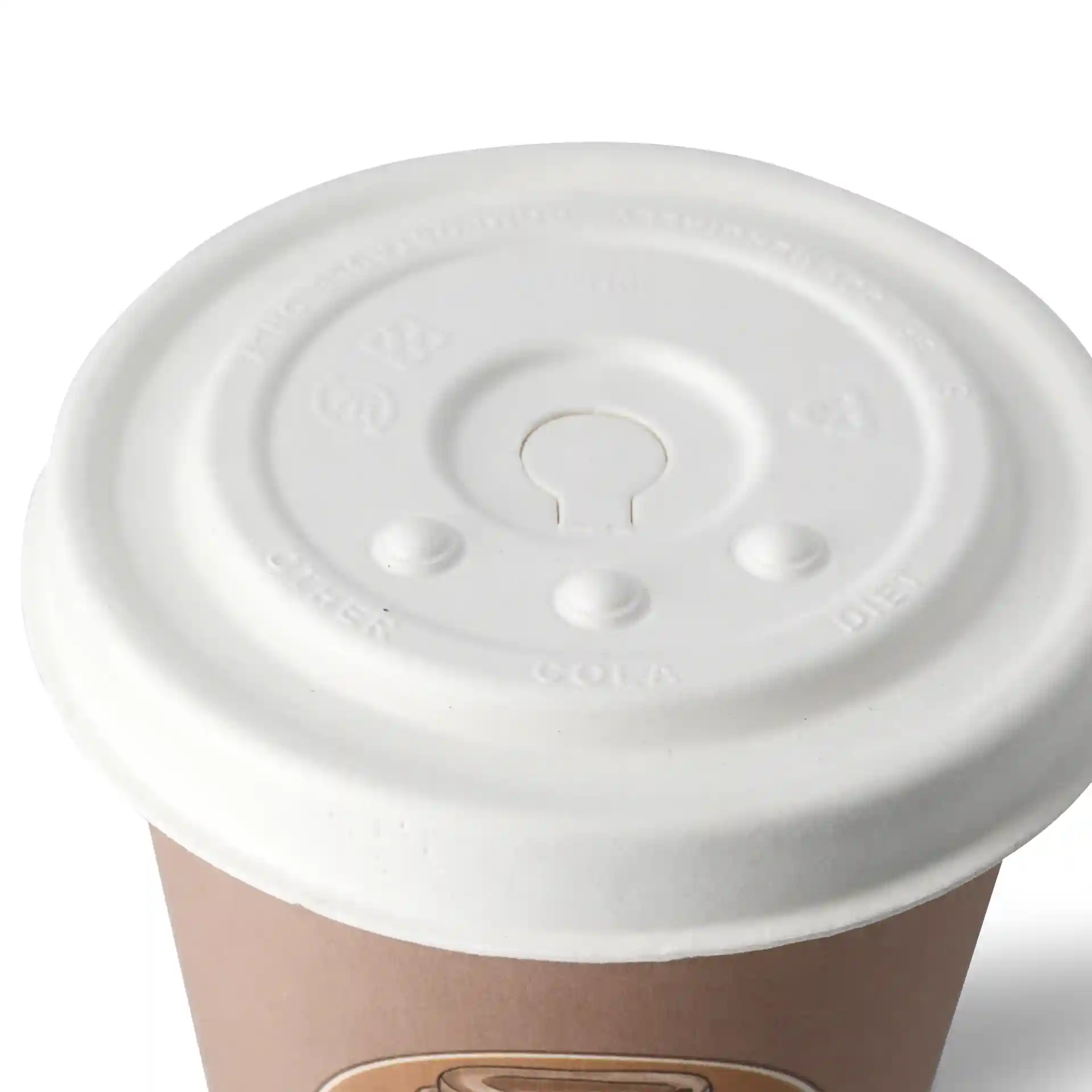 Couvercle en papier blanc avec un trou pour paille, comportant trois ouvertures étiquetées pour différents types de boissons.