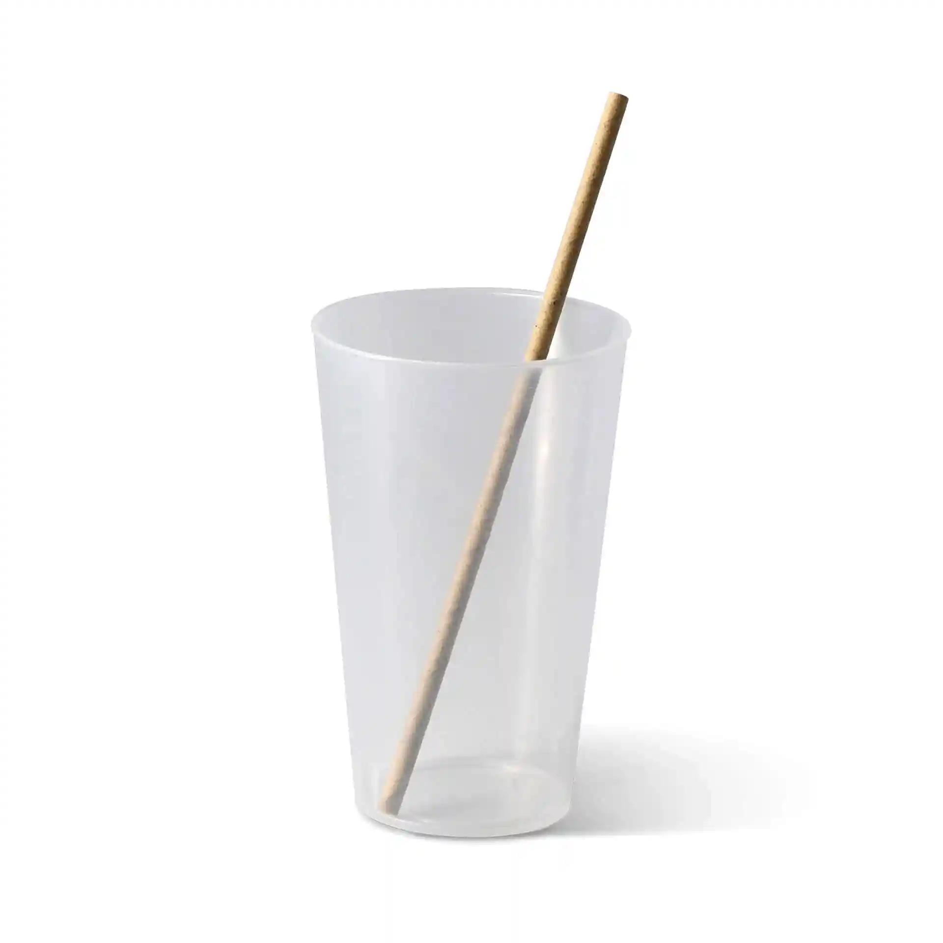 Gobelet réutilisable transparent d'un diamètre de 85 mm avec une paille en papier à l'intérieur.