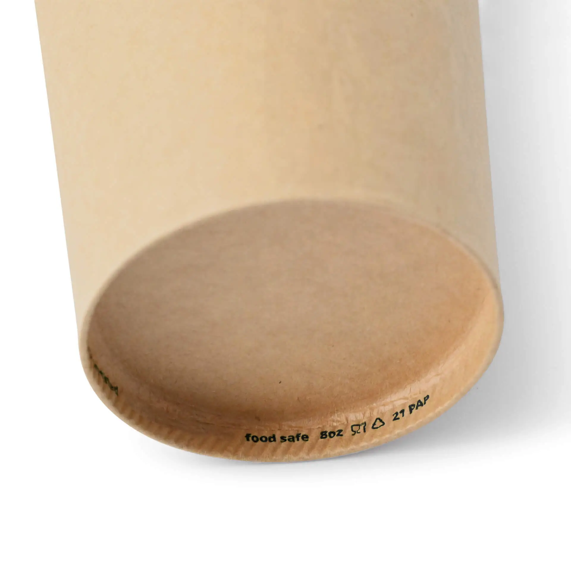 Gobelet en papier brun de forme ronde, montrant le fond avec des marques et une surface enduite.