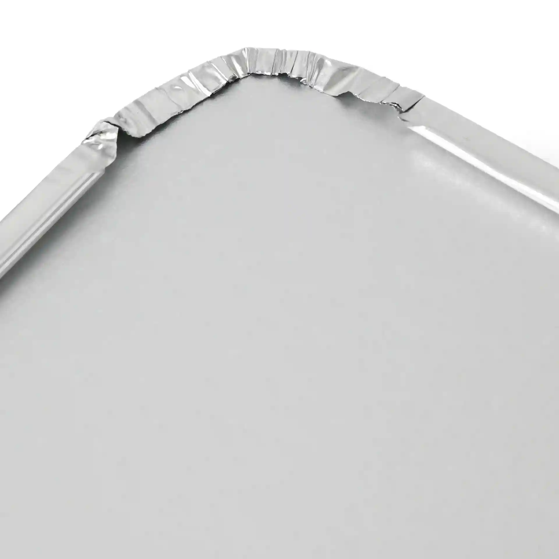 Gros plan d'un couvercle en carton aluminium avec un bord cranté, conçu pour un conteneur rectangulaire de 650 ml.