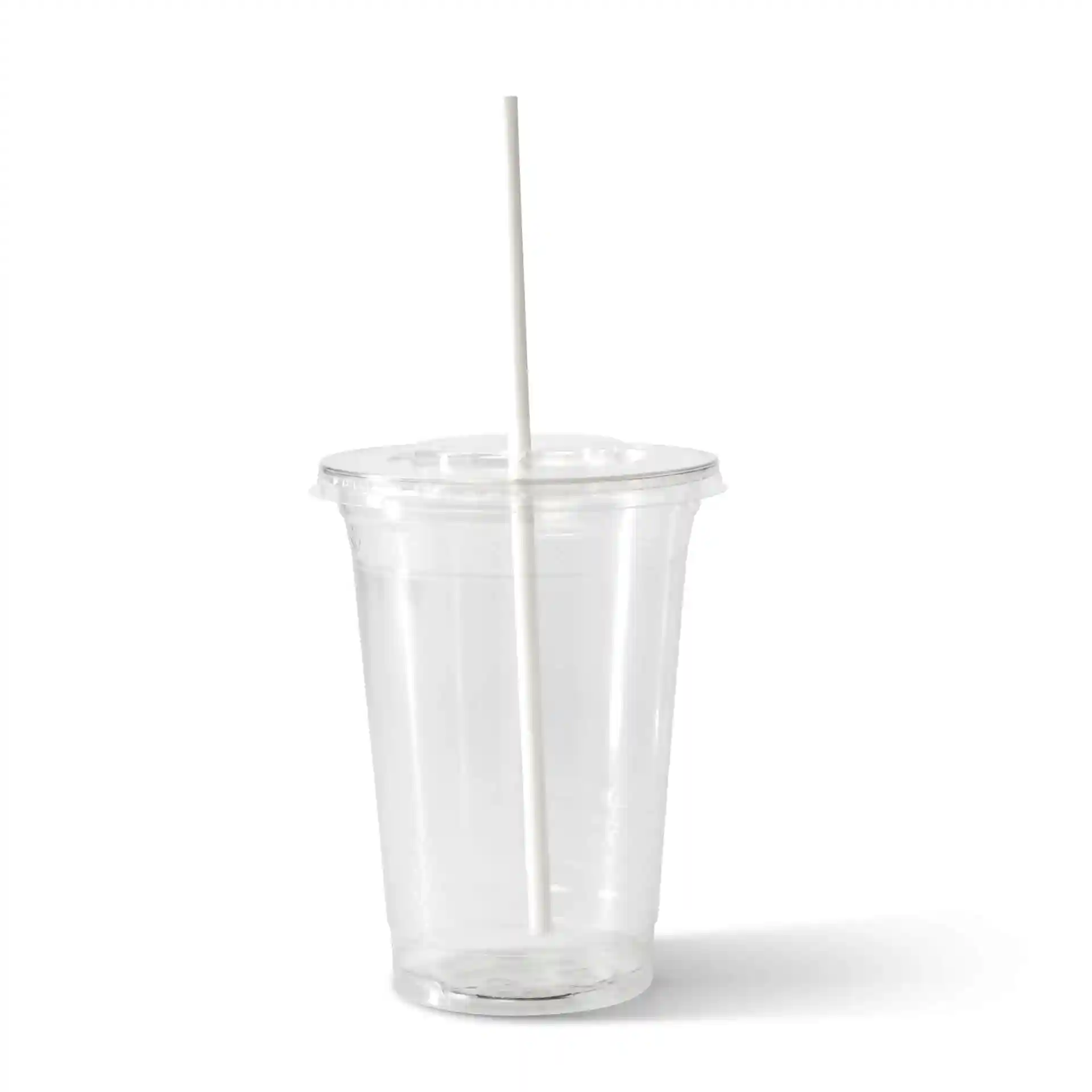 Gobelet en plastique transparent avec une paille en papier blanche, doté d'un couvercle et d'une surface lisse.