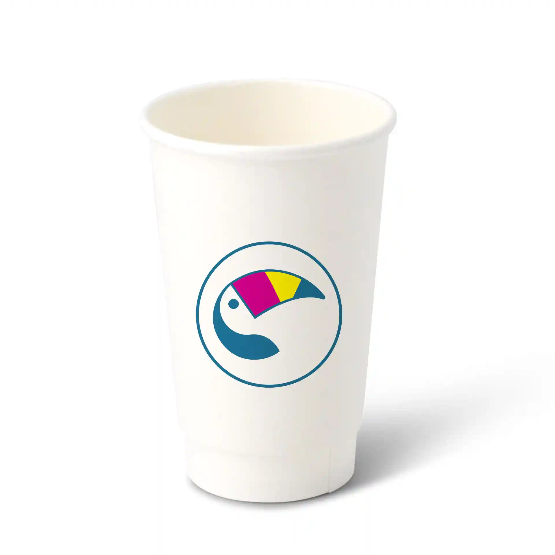 Gobelet en papier blanc à double paroi avec un logo circulaire représentant un design d'oiseau stylisé en bleu, rose et jaune.