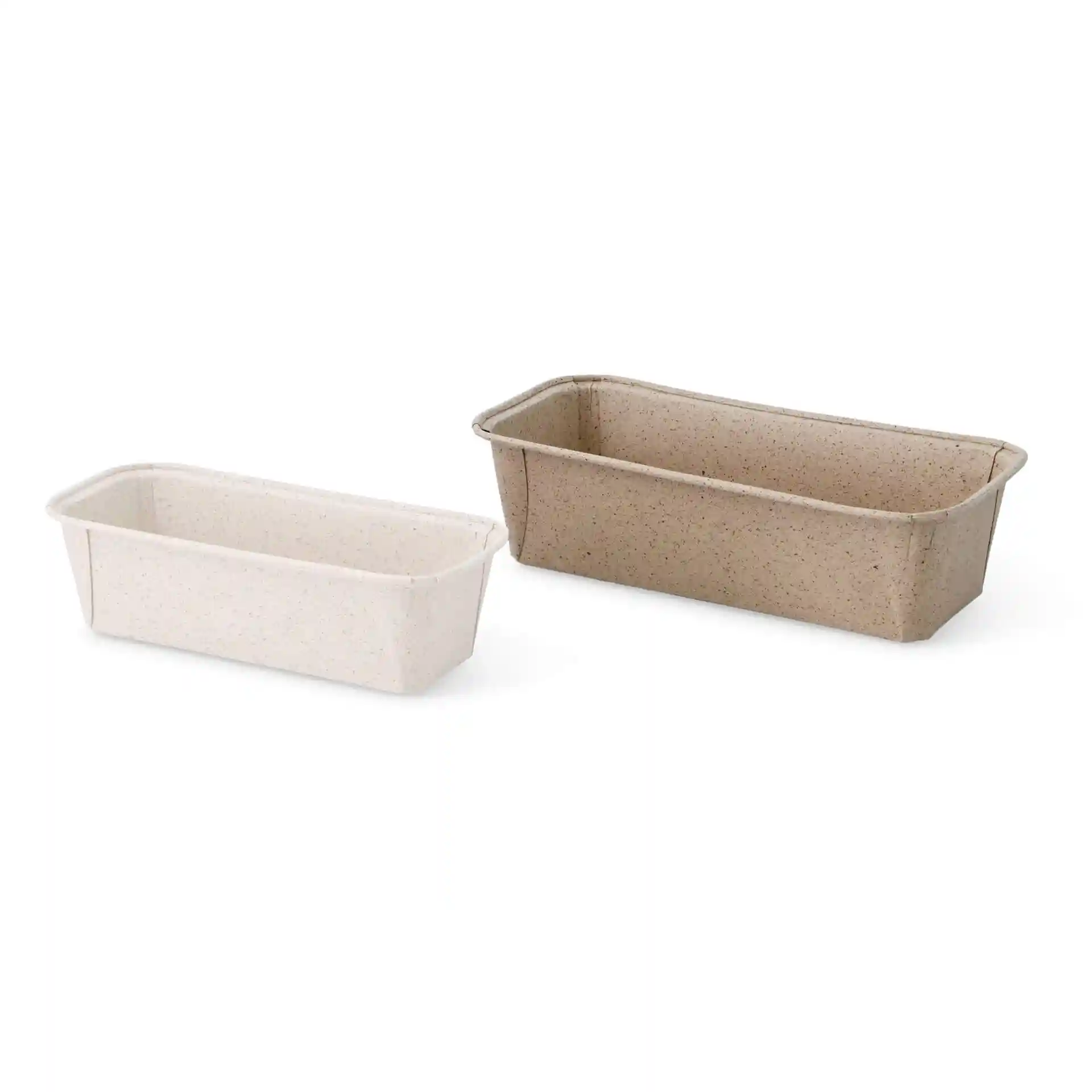 Deux moules à pâtisserie rectangulaires en papier cacao, l'un marron et l'autre marron clair, placés côte à côte.