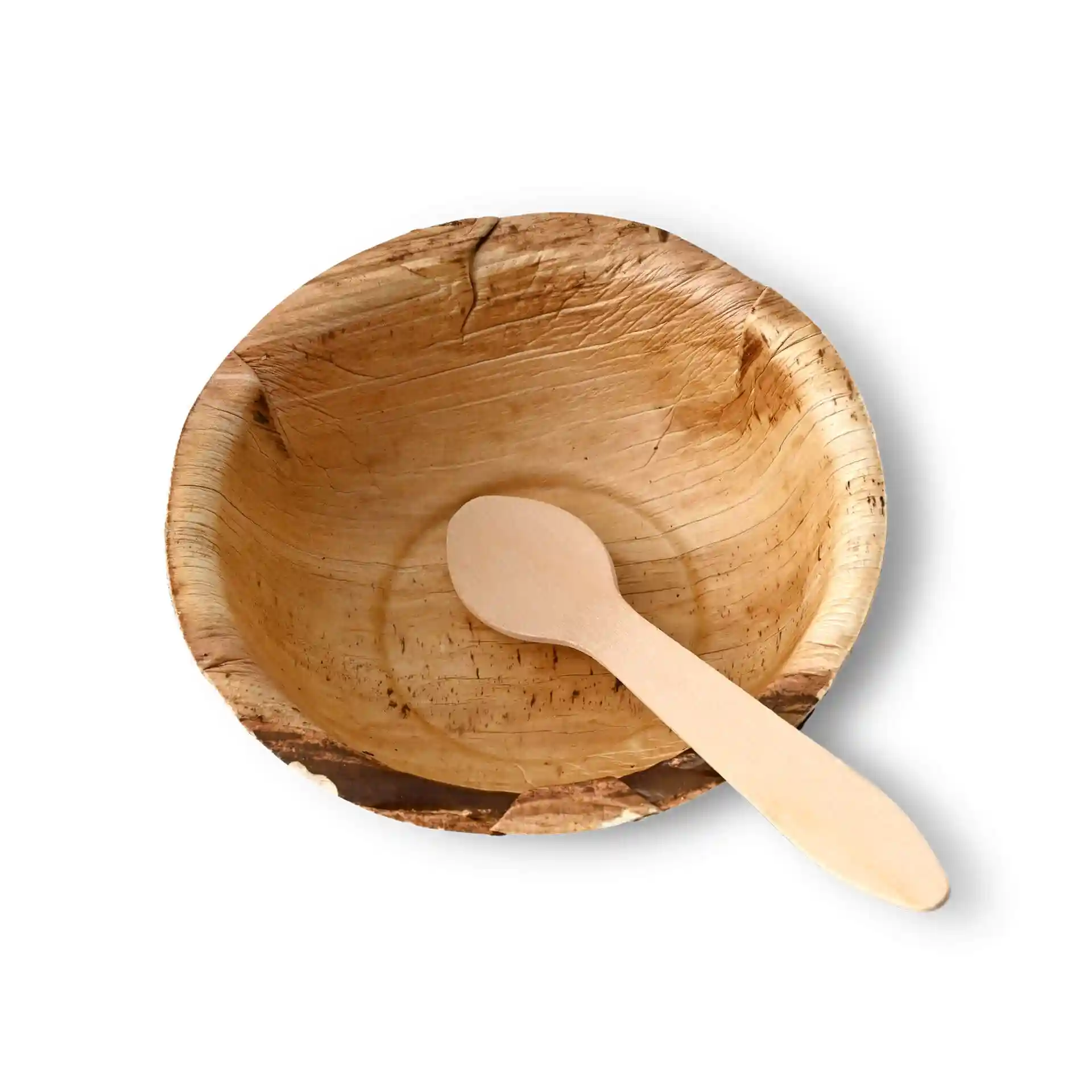 Bol rond en feuille de palmier avec une cuillère en bois à l'intérieur, montrant une texture naturelle.