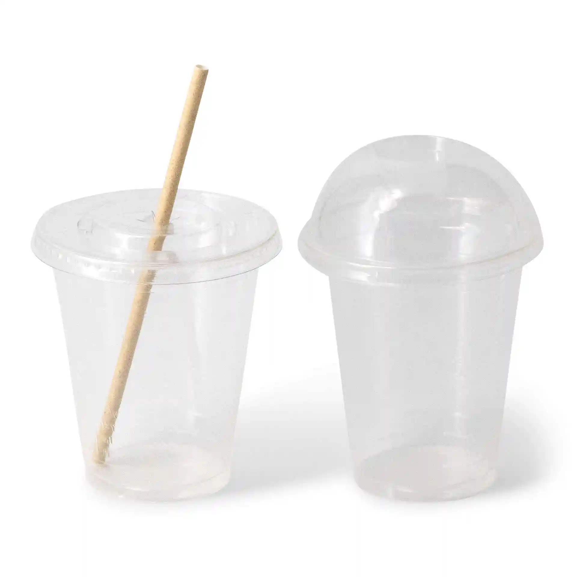 Gobelets en plastique transparent de 12 oz avec une paille, l'un avec un couvercle plat et l'autre avec un couvercle en dôme, sur fond blanc.