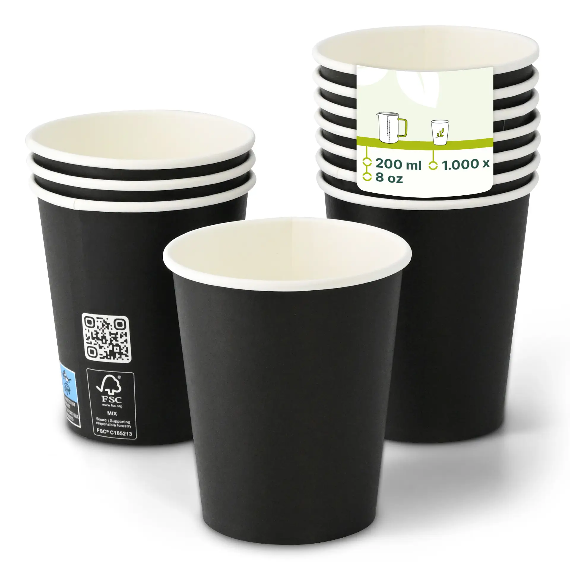 Un gobelet en papier noir (200 ml / 8 oz) avec un revêtement PLA en focus; plusieurs gobelets similaires avec opacité réduite derrière.