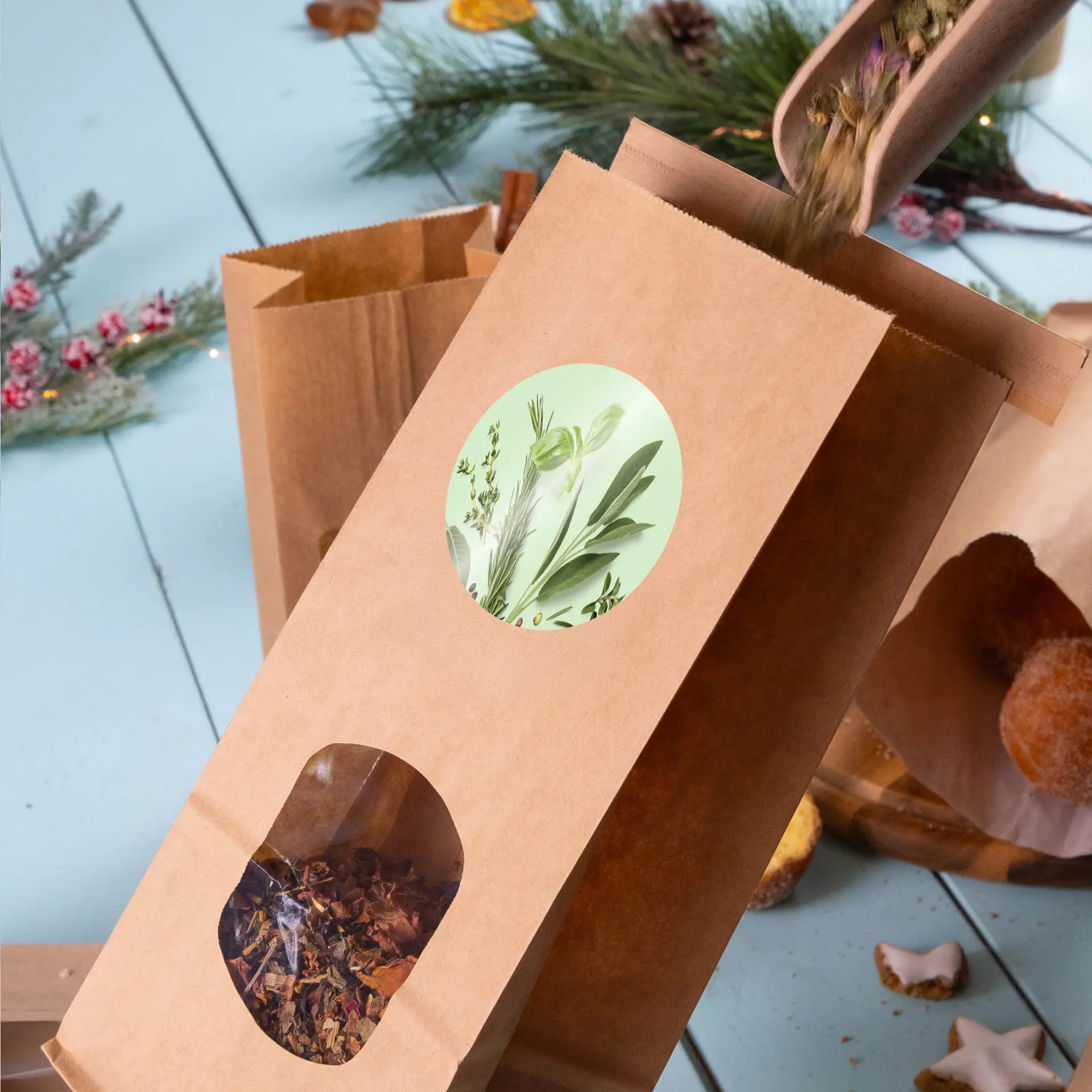 Sac en papier brun avec une étiquette ronde représentant des herbes et une fenêtre transparente montrant le contenu sec à l'intérieur.