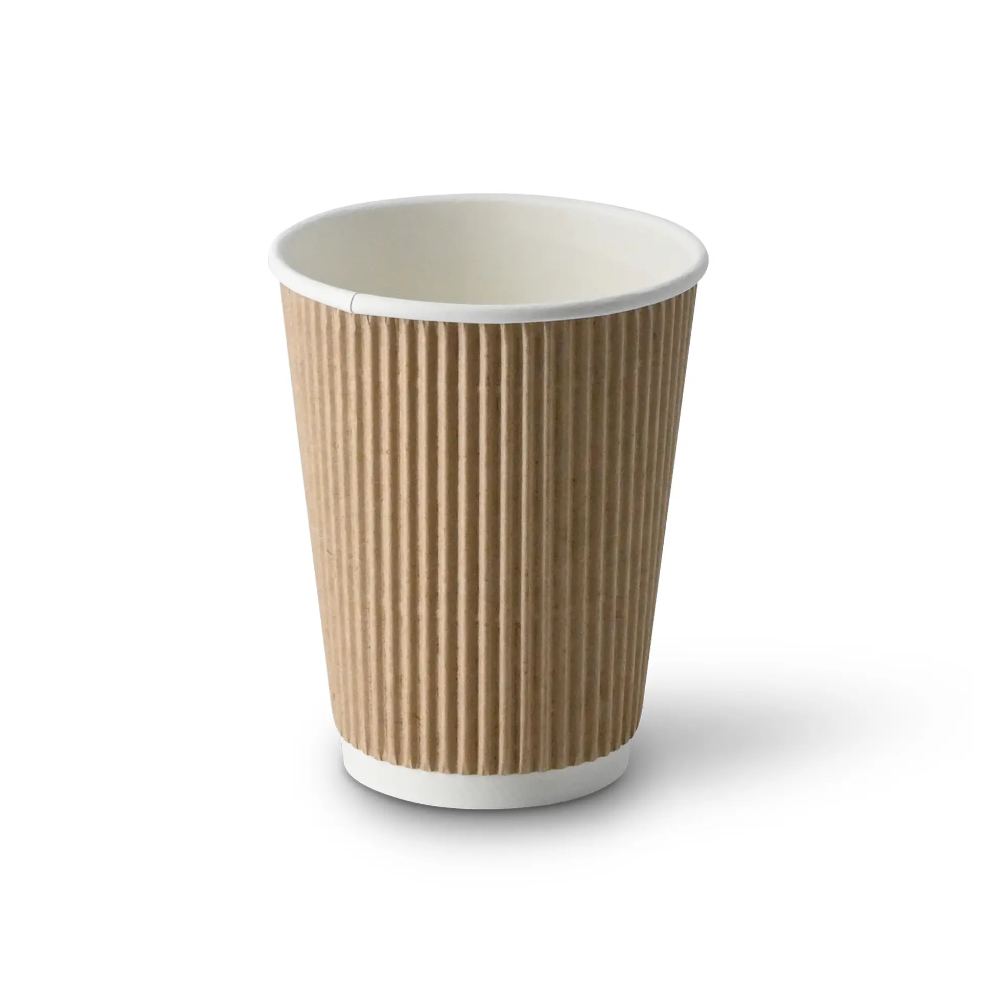 Une tasse à café ribbed brune de 12 oz avec un intérieur blanc; conçue pour les boissons chaudes avec isolation à trois couches.