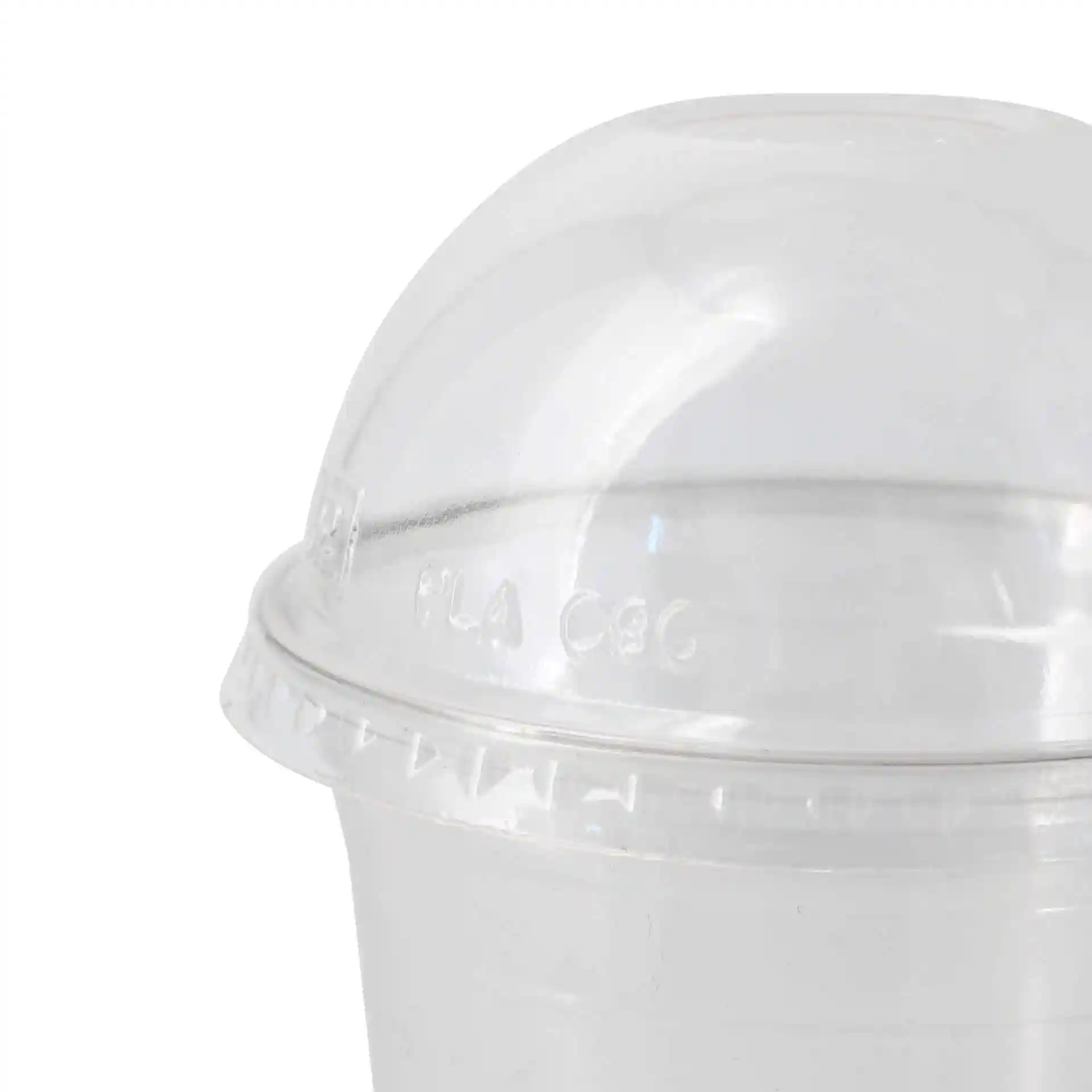 Couvercle en PLA transparent avec un trou pour paille, mesurant 96 mm de diamètre et 44 mm de hauteur.