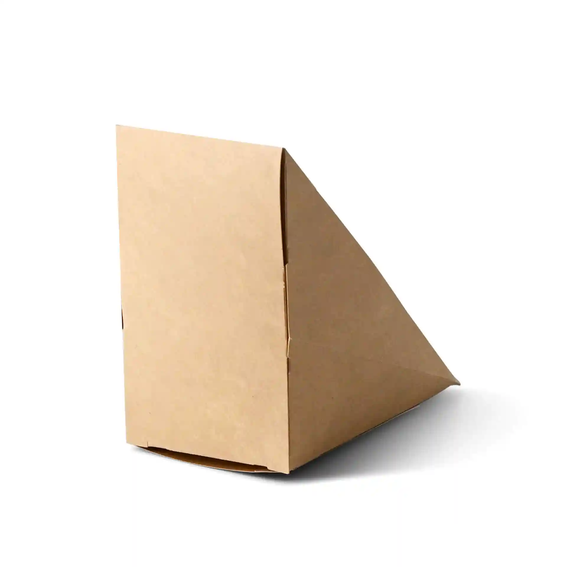 Wedge de sandwich triangulaire en carton brun avec fenêtre en PLA, montré de côté sur fond blanc.