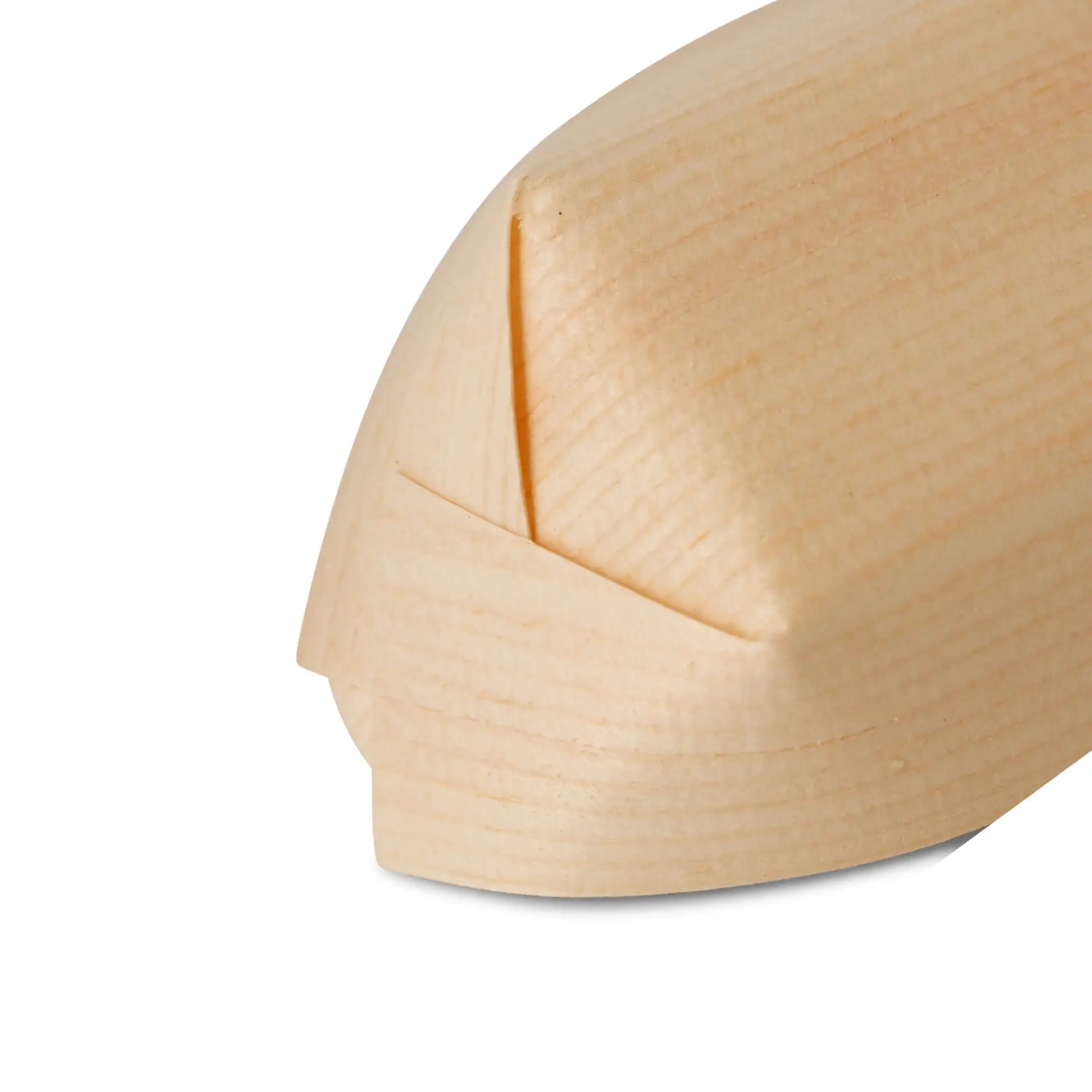 Gros plan d'un objet en bois en forme de bateau avec des bords lisses et une finition brun clair.