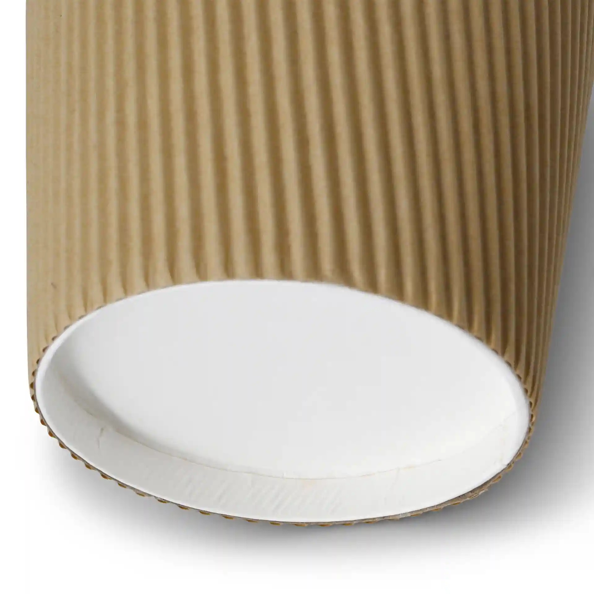 Gros plan d'un gobelet en carton brun à rainures avec un intérieur blanc et une base ronde.