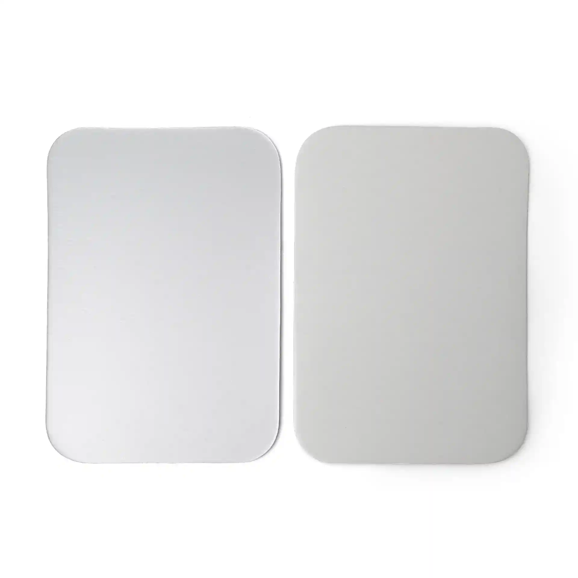 Couvercles en carton aluminium rectangulaires pour contenants de 845 ml, l'un avec une surface lisse et l'autre avec une finition mate.
