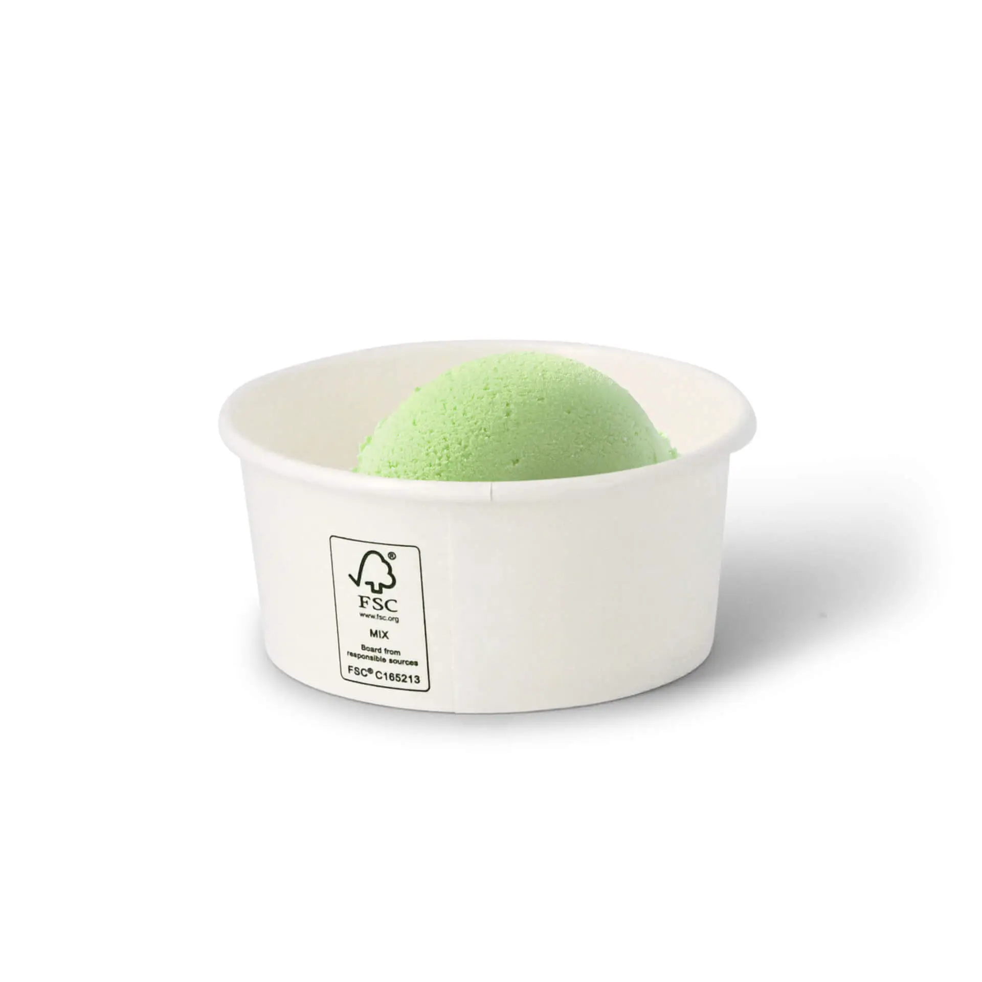 Un gobelet en papier blanc pour glace avec une boule de glace verte ; comporte des étiquettes avec certification FSC et graphiques Climate Safe 360.