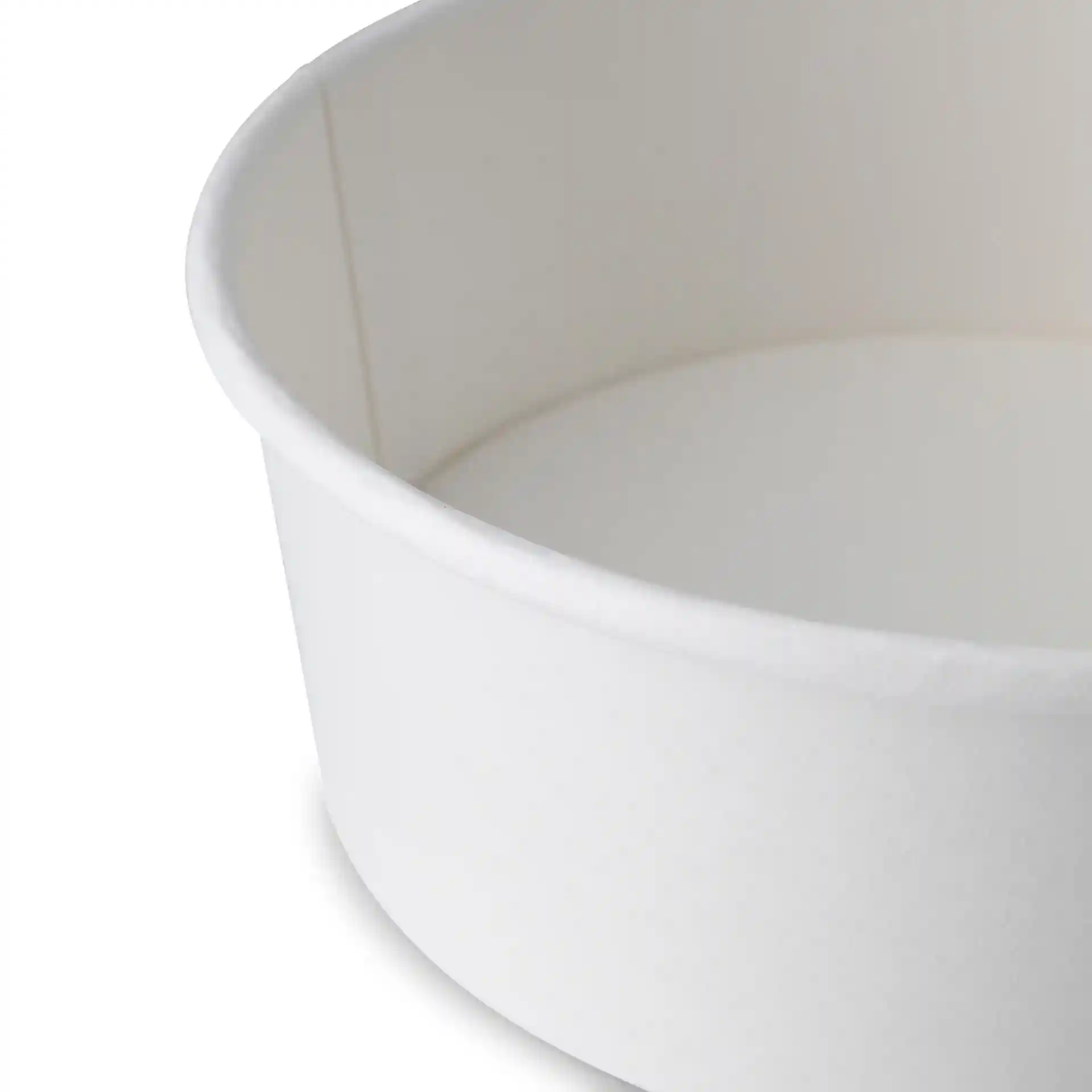 Bol rond en carton blanc d'un diamètre de 185 mm et d'une hauteur de 67 mm, présenté sous un angle.