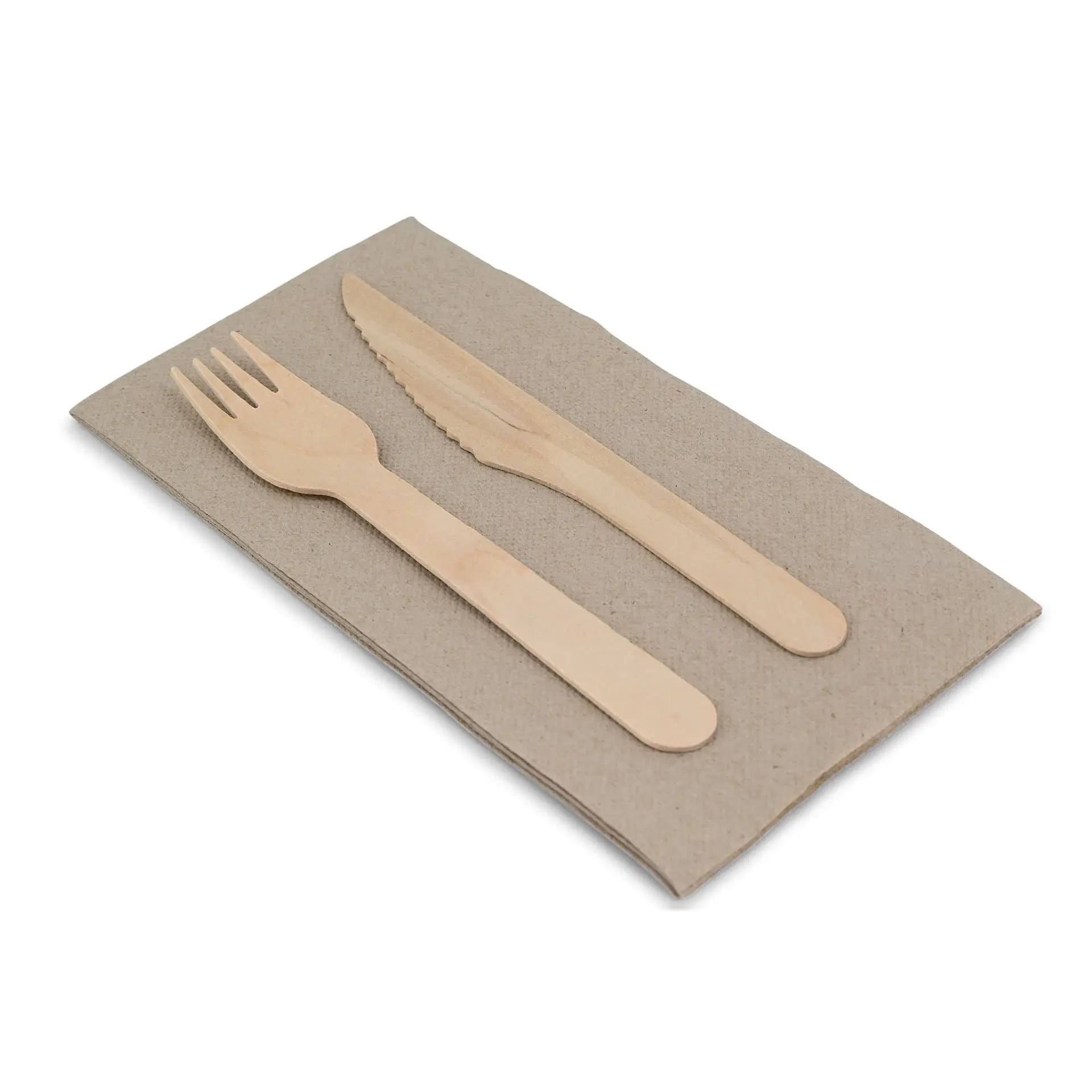 Ensemble de couverts en bois comprenant une fourchette et un couteau sur une serviette en papier rectangulaire non blanchie.