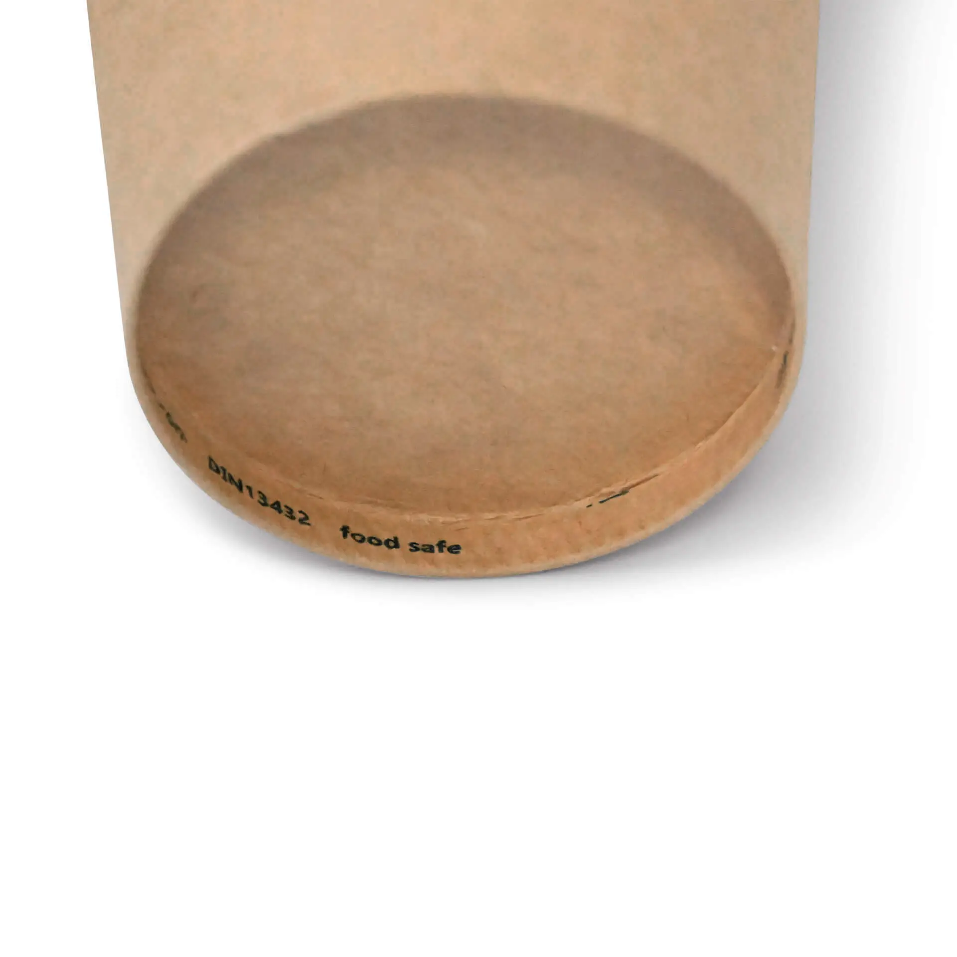 Gobelet en papier brun de forme ronde, montrant le bord inférieur et des marquages incluant un diamètre et une étiquette de sécurité alimentaire.
