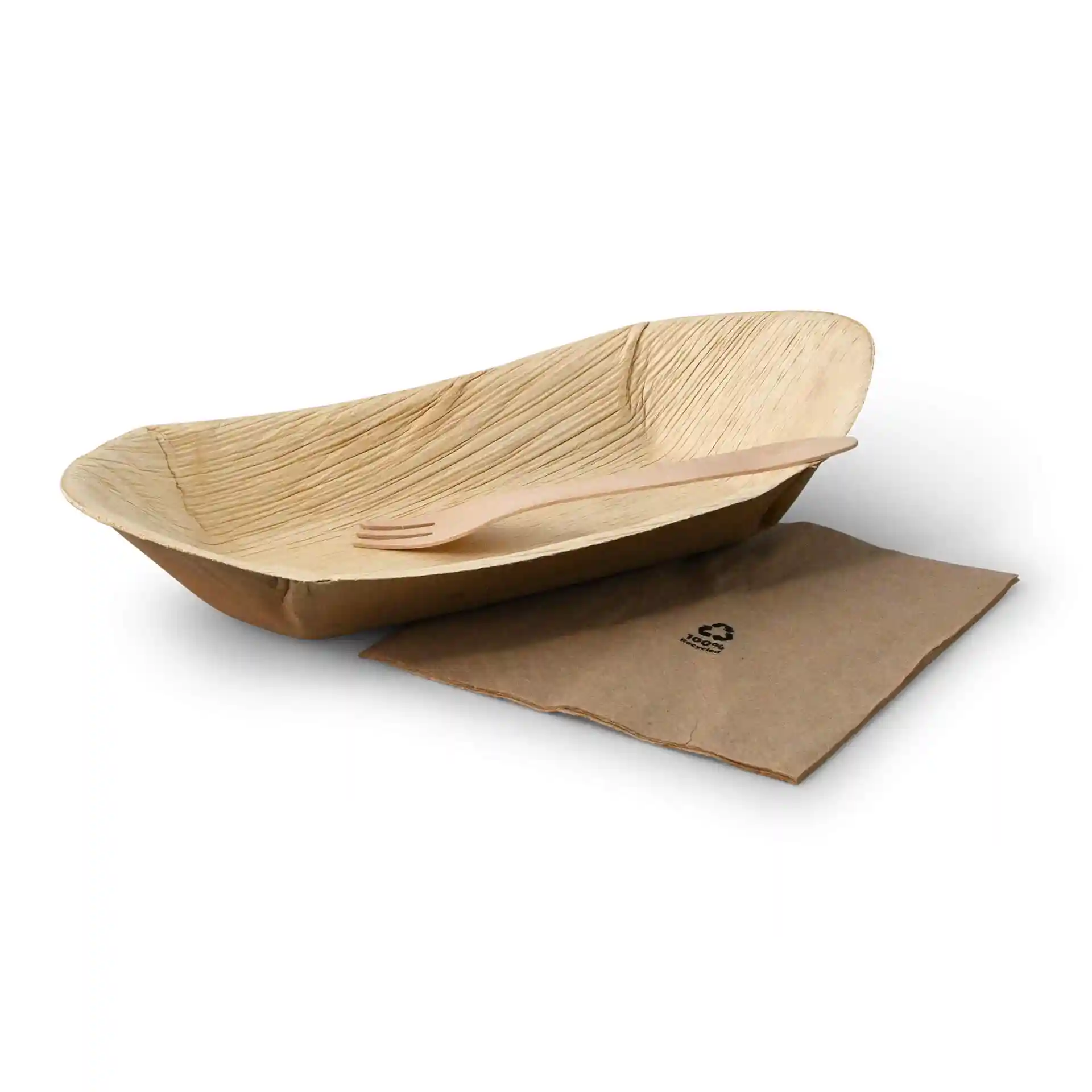 Bateau en feuille de palmier profond avec une fourchette et une serviette brune sur fond blanc.