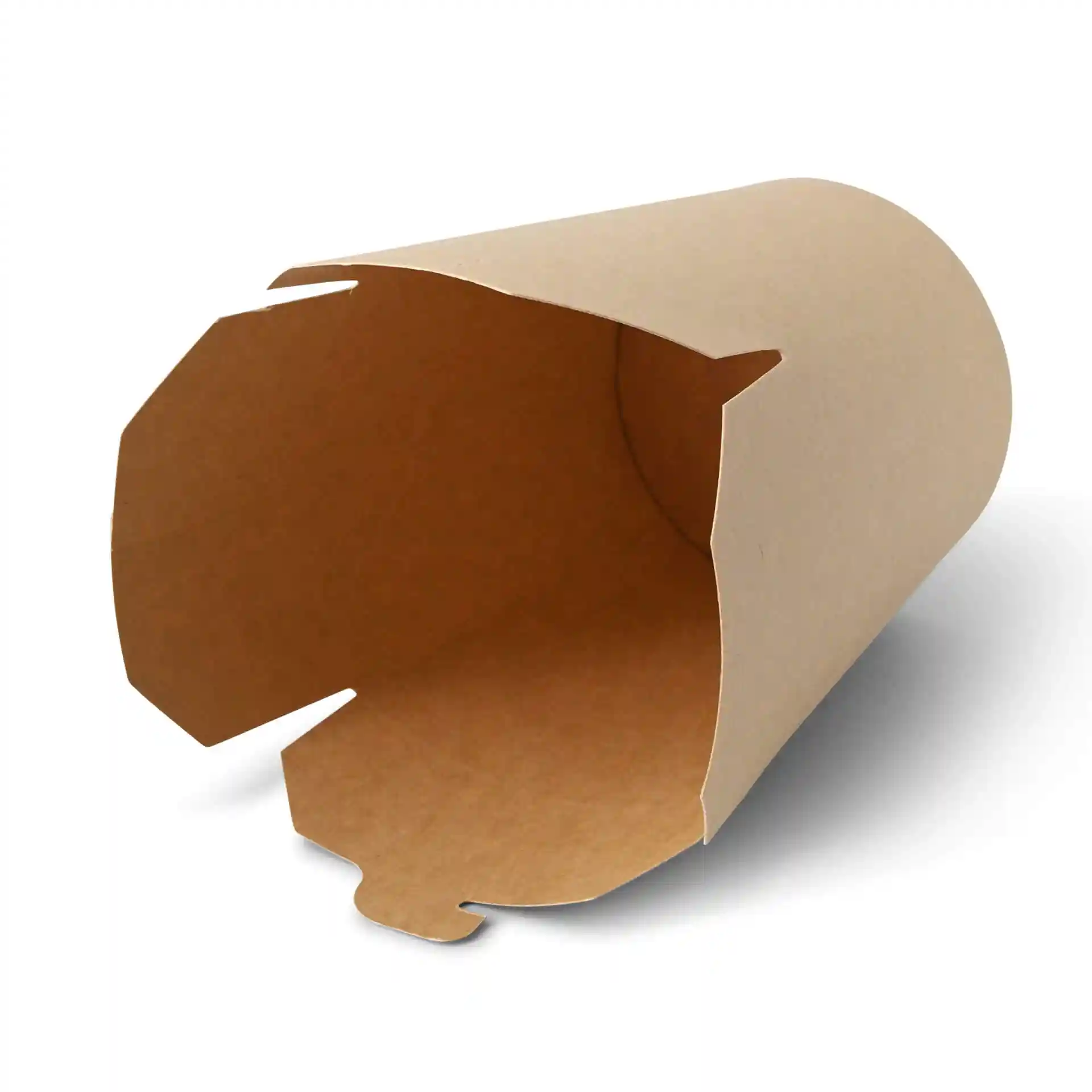 Boîte à nouilles en carton brun avec un dessus ouvert, montrant l'intérieur et les rabats de fermeture.