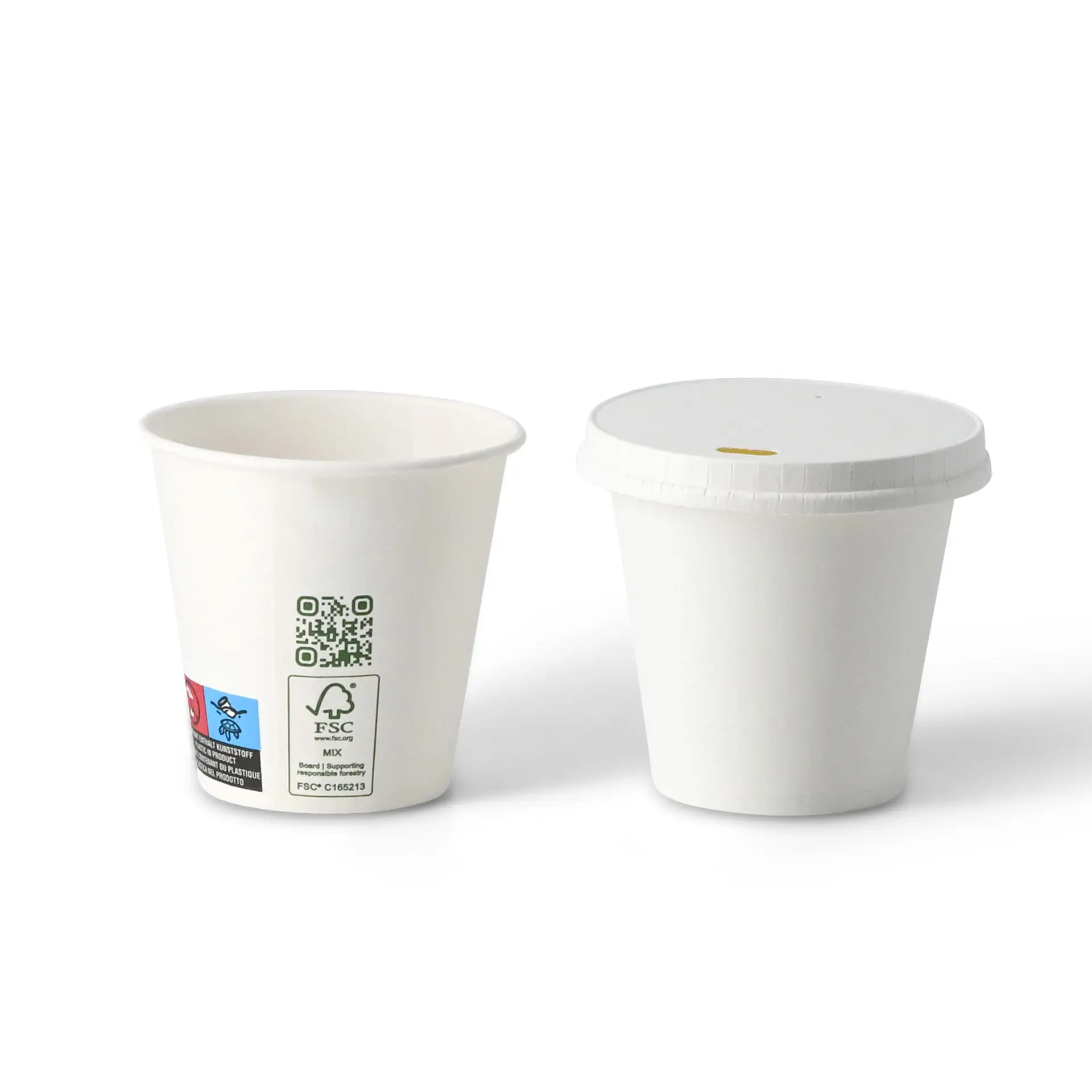 Gobelets en papier blancs avec une surface lisse, l'un avec un couvercle et l'autre sans, présentés sur un fond uni.
