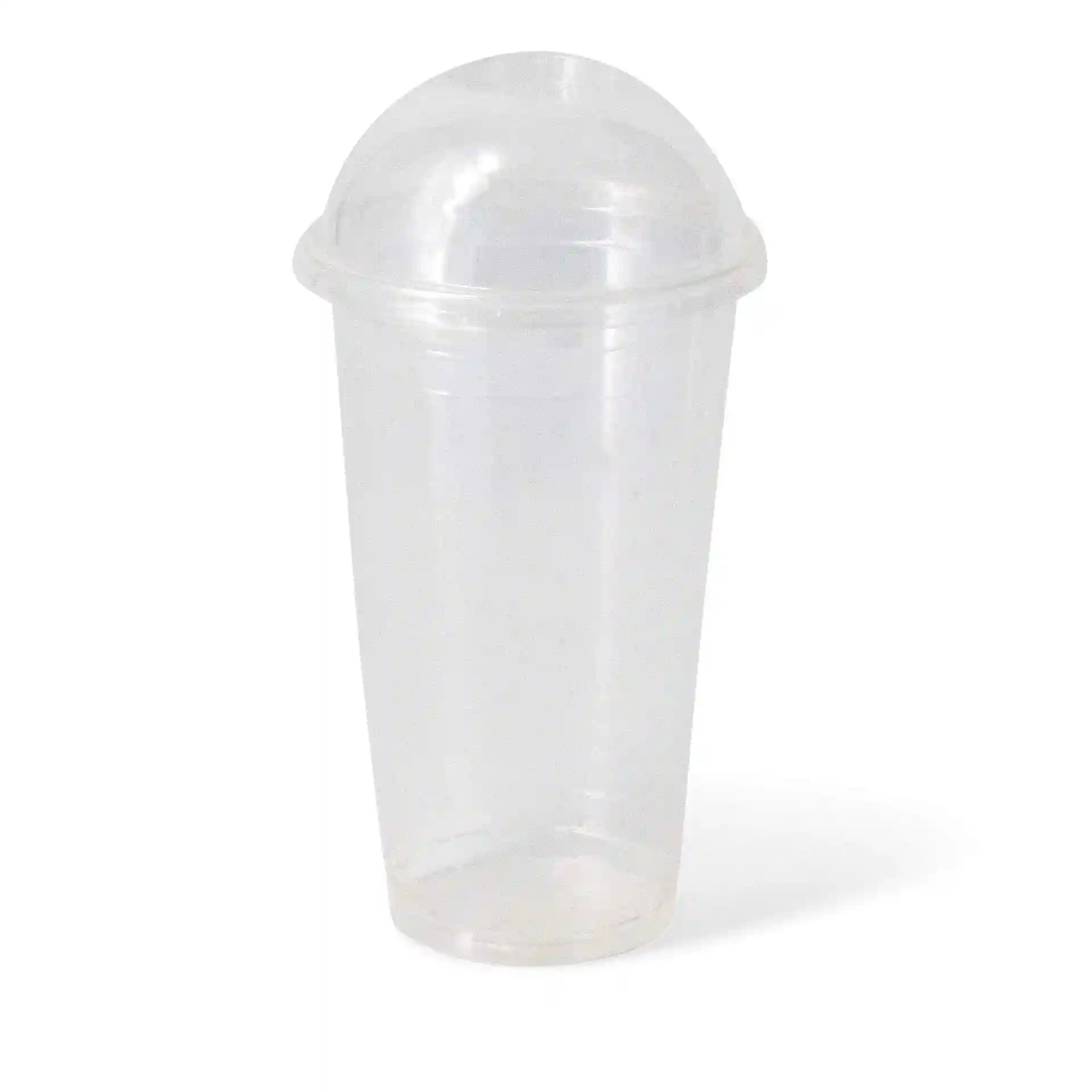 Gobelet en plastique transparent de 20 oz avec un couvercle en dôme, mesurant 150 mm de hauteur et 95 mm de diamètre en haut.