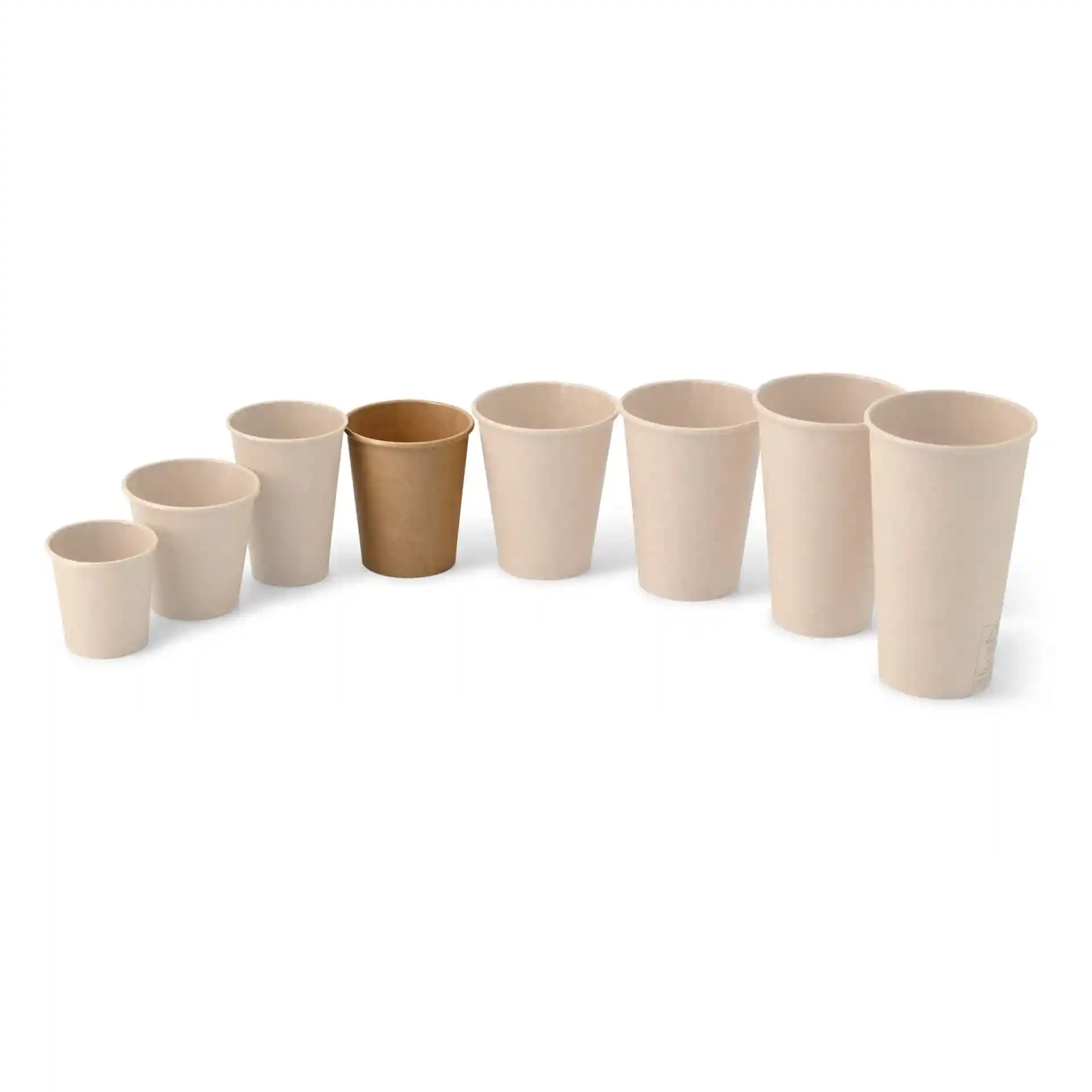 Ensemble de huit gobelets en papier de tailles variées, avec un gobelet marron parmi des gobelets beiges, disposés en ligne.