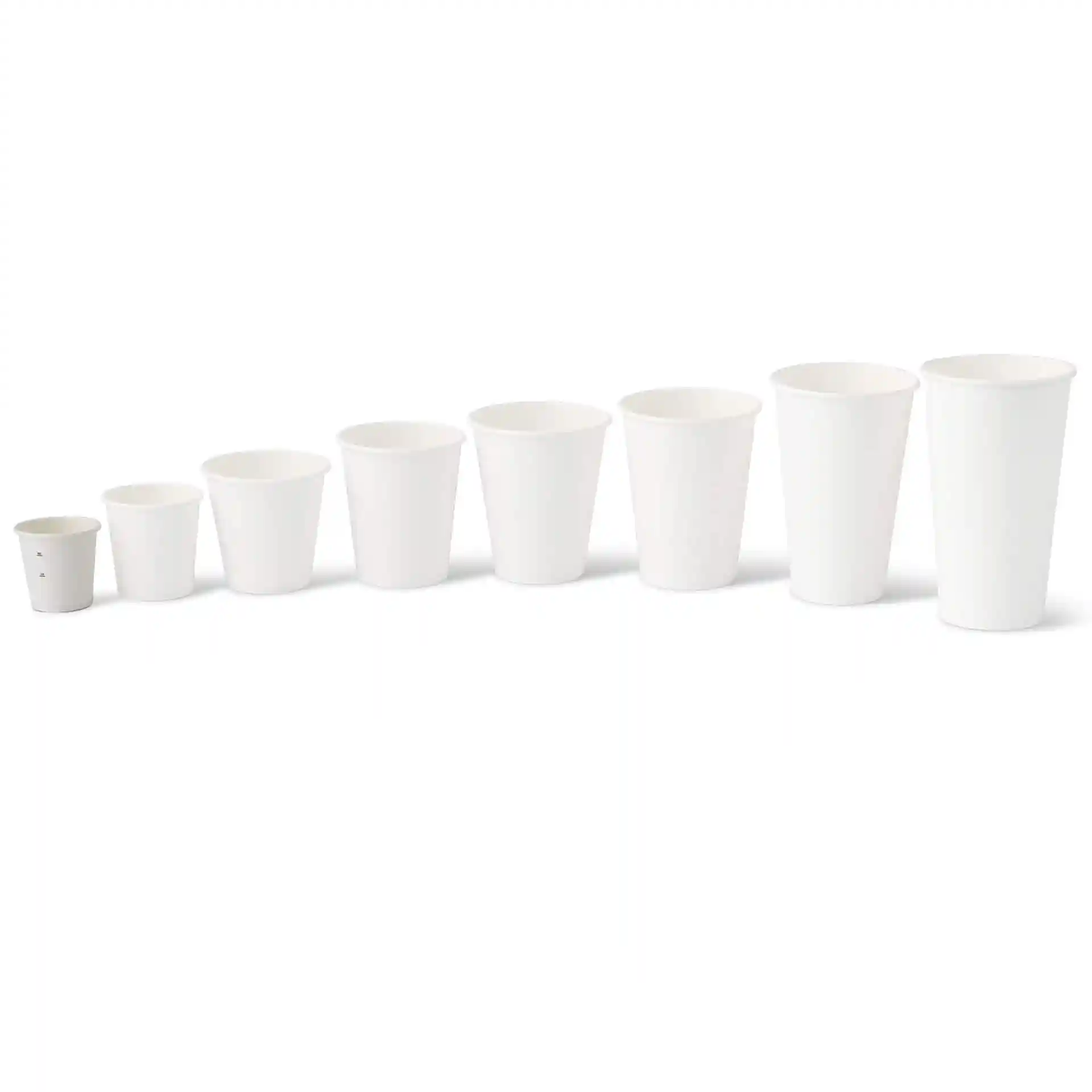 Ensemble de huit gobelets en carton blanc de tailles variées, disposés du plus petit au plus grand.