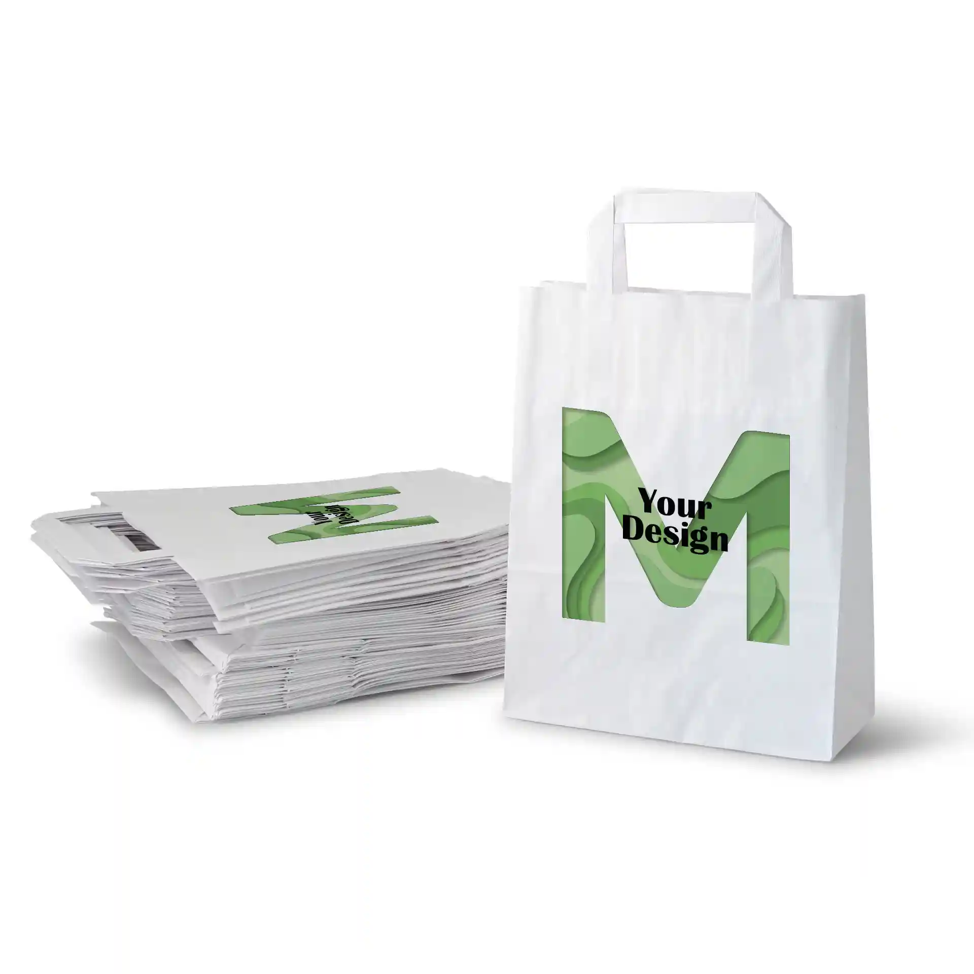 Sac en papier blanc avec un design vert présentant la lettre 'M' et le texte 'Votre Design', à côté d'une pile de sacs plats.
