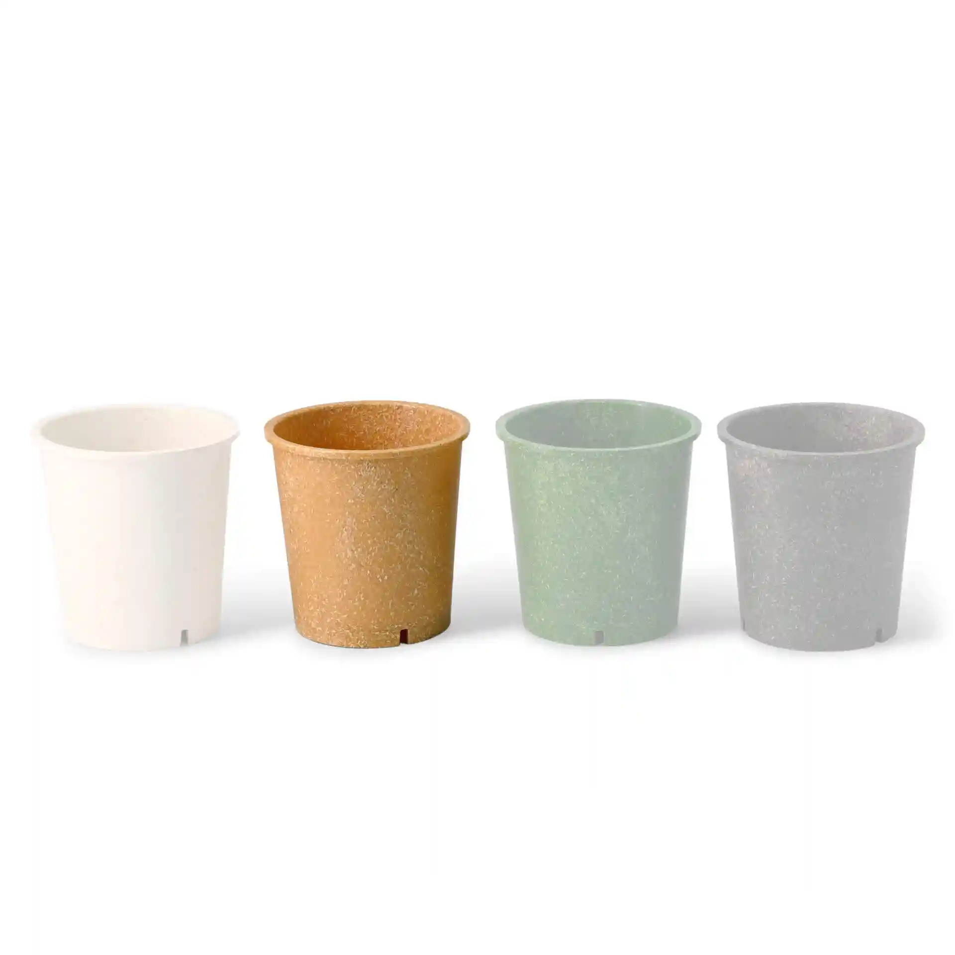 Quatre gobelets réutilisables en blanc, marron, vert et gris, chacun avec une forme ronde et un trou de drainage au fond.
