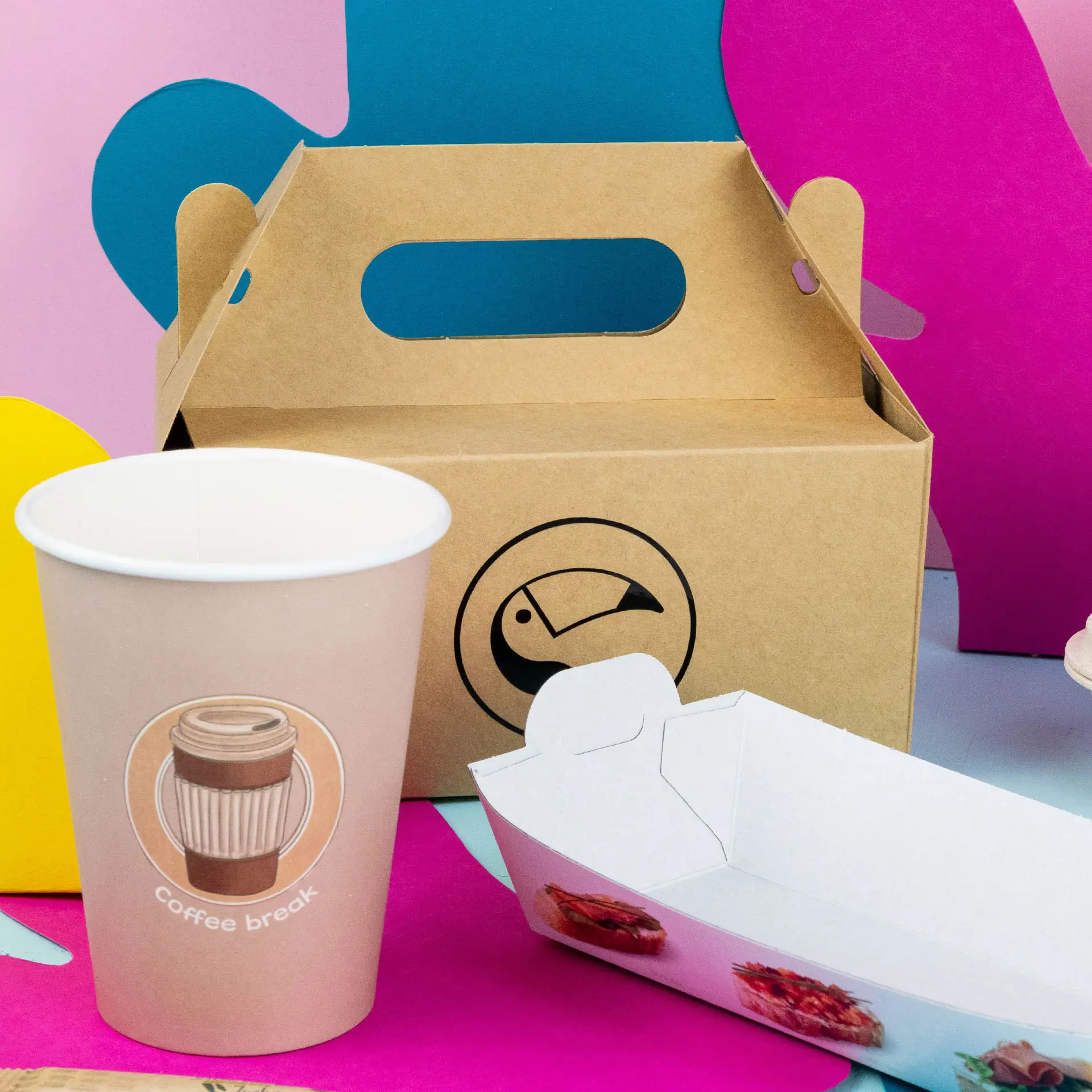 Trois boîtes à gâteaux brunes personnalisées avec poignées ; décorées de motifs colorés sur le thème des desserts.