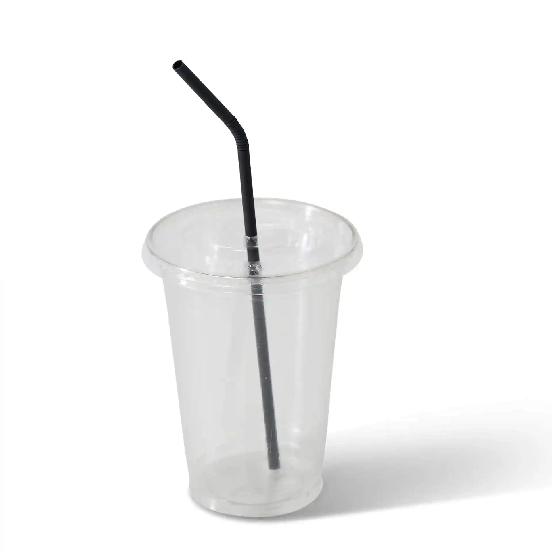 Gobelet en plastique transparent avec une paille en papier flexible noire insérée.