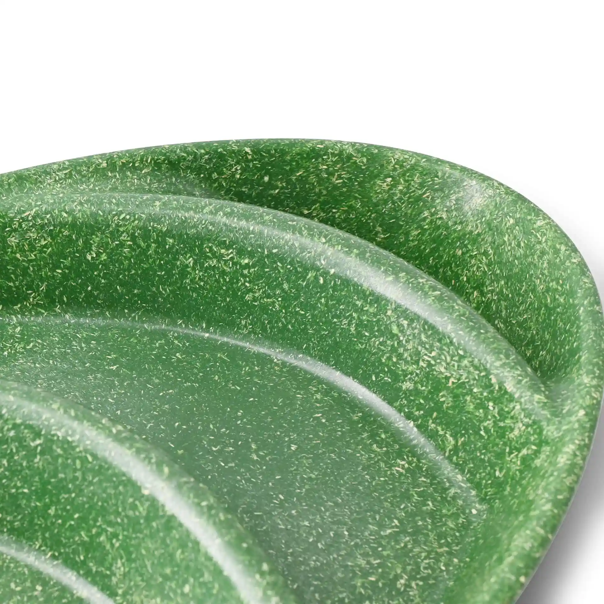 Assiette de menu réutilisable verte avec trois compartiments, en forme de goutte, fabriquée en matériau bio-composite.