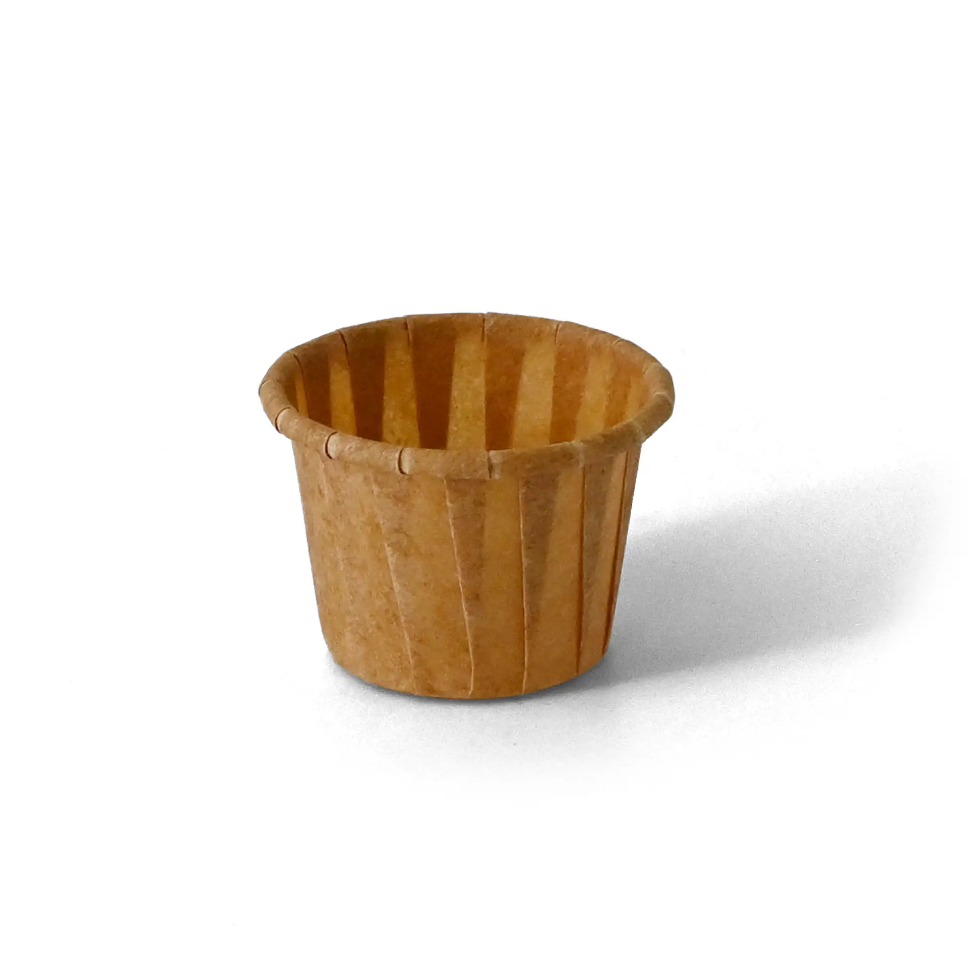 Gobelet en papier biodégradable marron, capacité de 15 ml, idéal pour les sauces ou petites portions sur fond uni.
