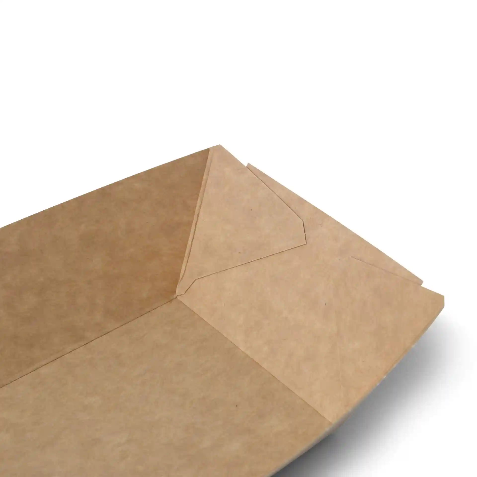 Gros plan d'un bol à snacks en carton brun avec des coins repliés, montrant sa forme rectangulaire profonde.