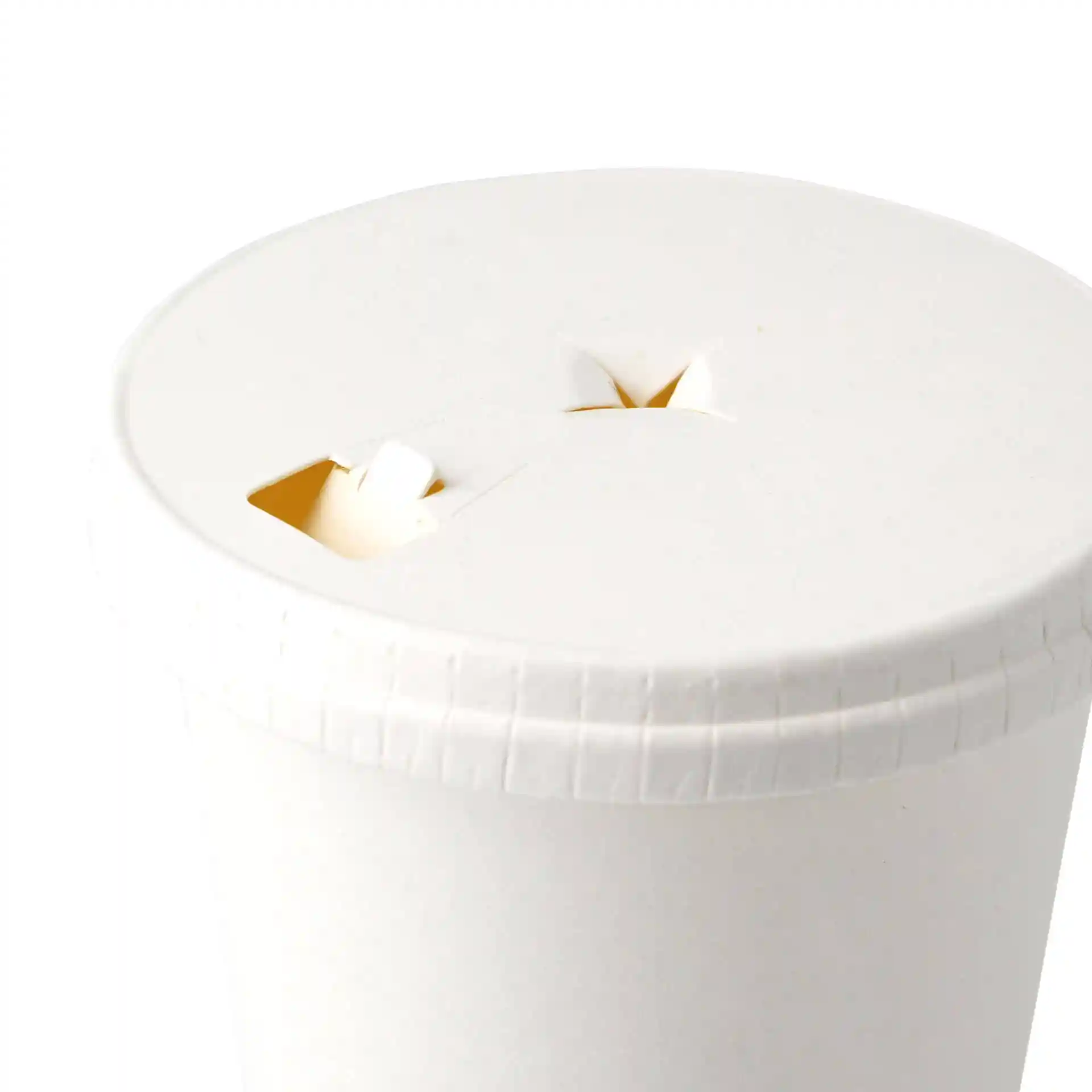 Couvercle en papier blanc avec trou pour boire et paille, conçu pour des gobelets de 81 mm de diamètre.